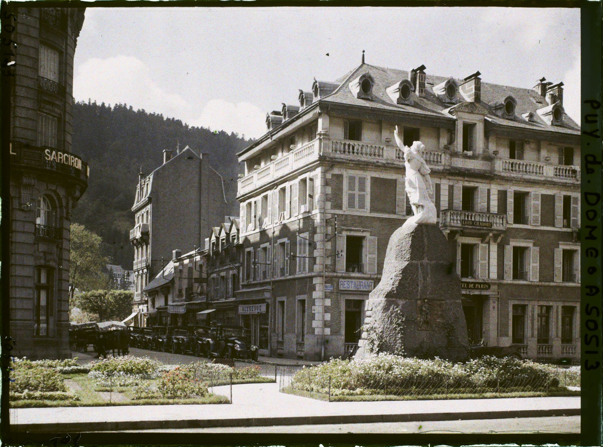 Image représentant France, Mont Dore, La Place Michel Bertrand et la rue Raymond