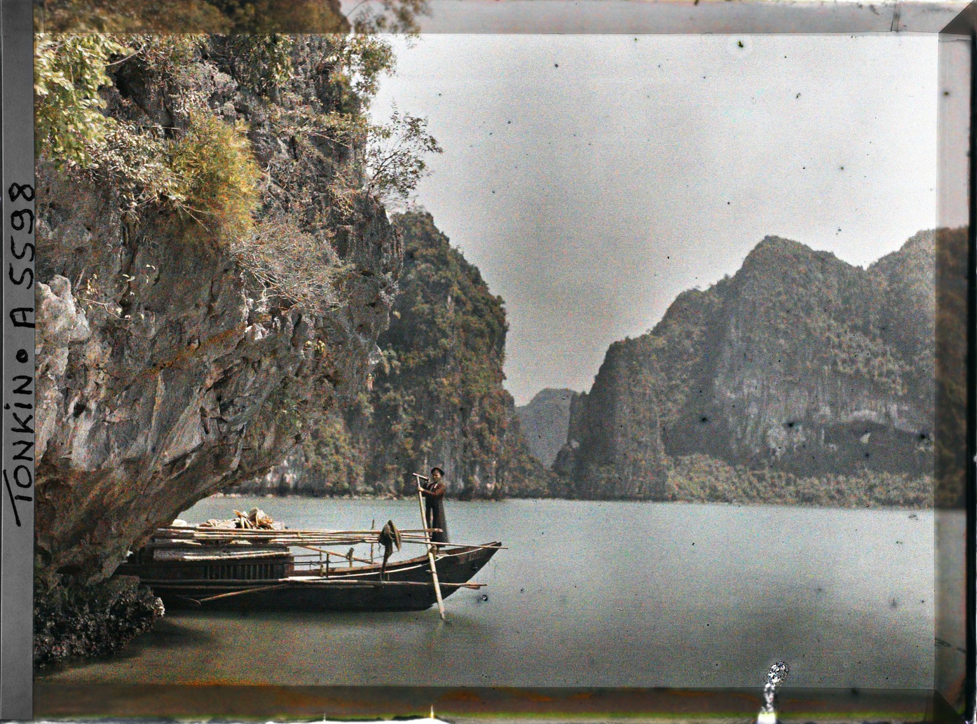 Image représentant Une jeune fille manœuvrant un sampan dans le Cirque de la Surprise