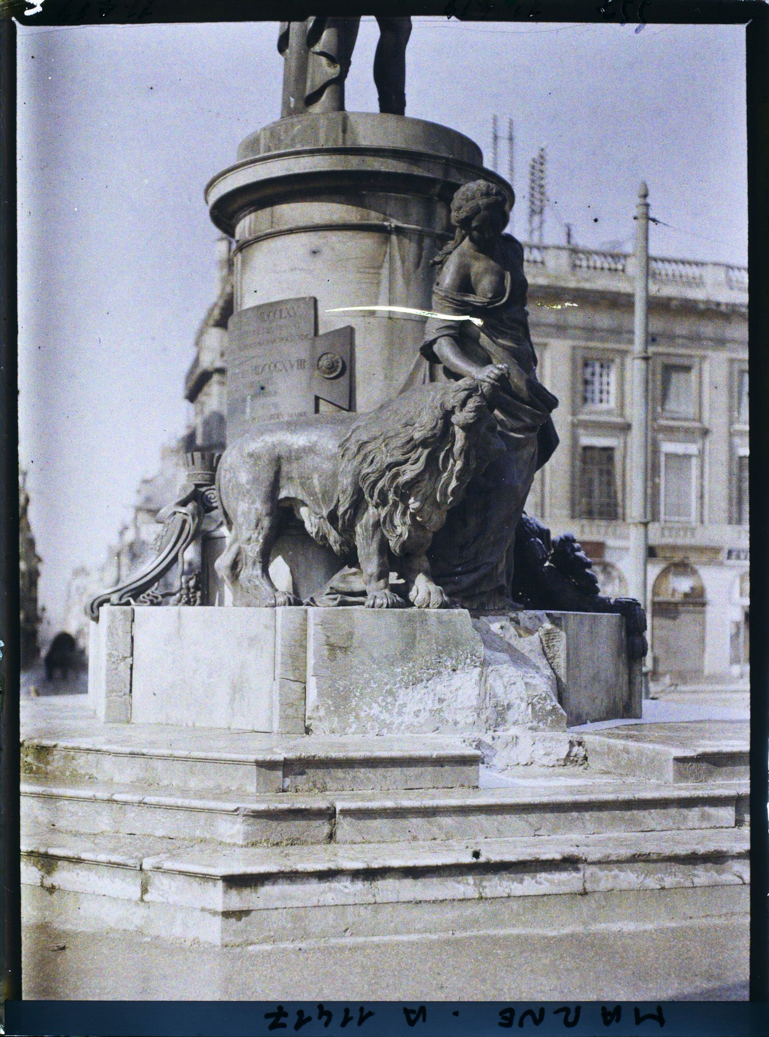 Image représentant Socle de la statue de Louis XV, place Royale