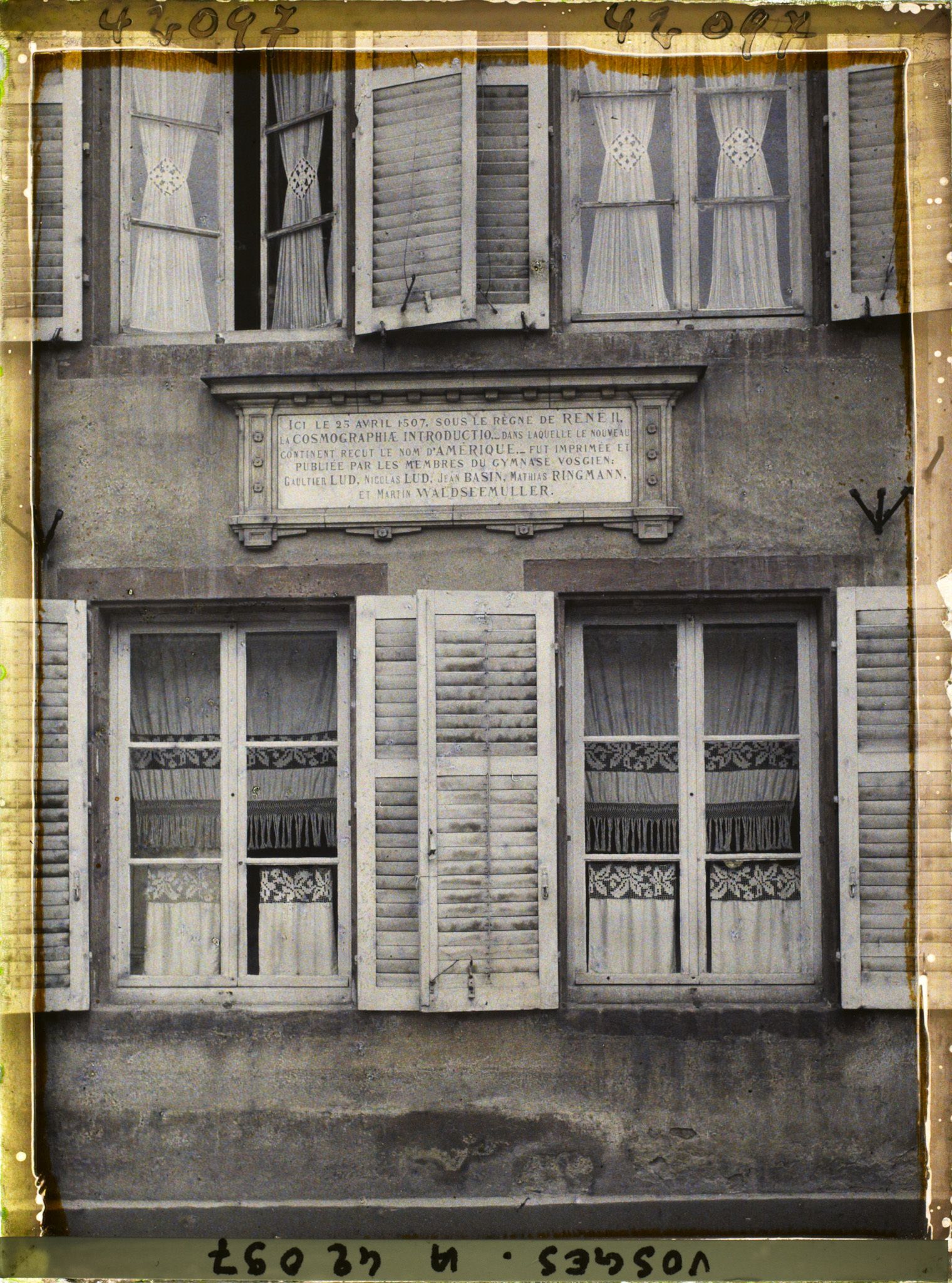 Image représentant France, St Dié, Maison où fut imprimée la Cosmographiae l'Inscription