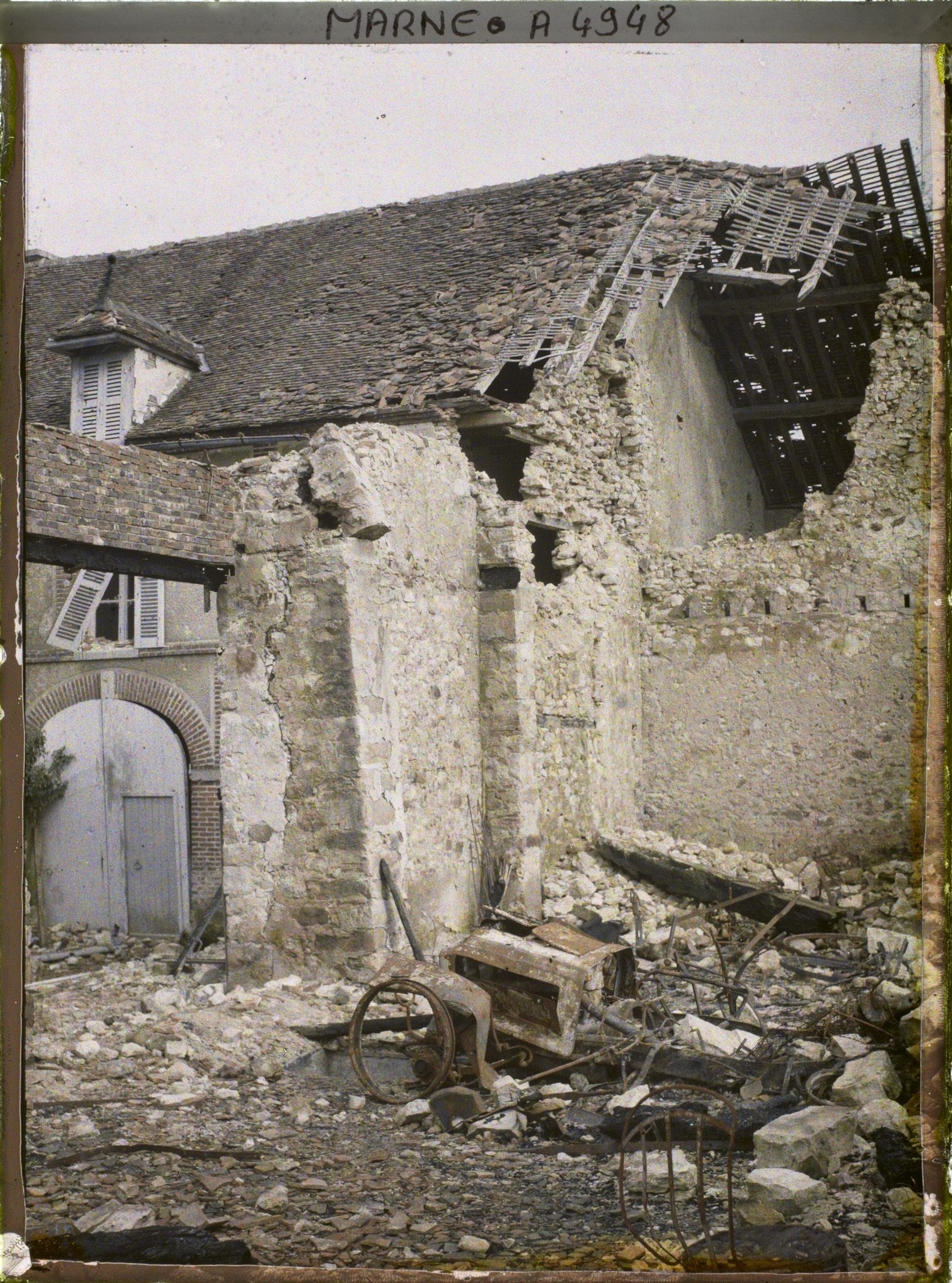 Image représentant Les restes de l'automobile de Monsieur Jacob dans une ferme