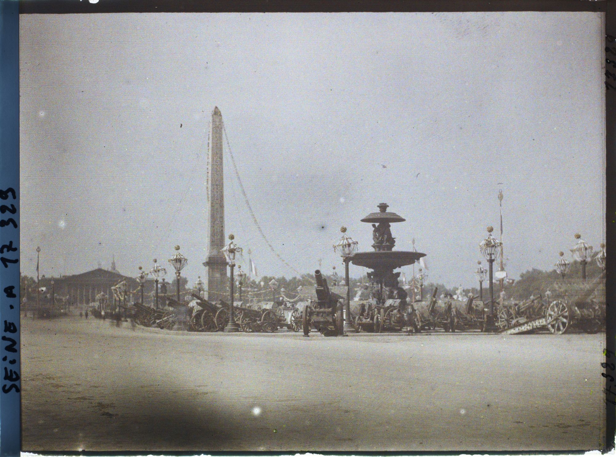 Image représentant Canons et décorations place de la Concorde pour les fêtes de la Victoire des 13 et 14 juillet