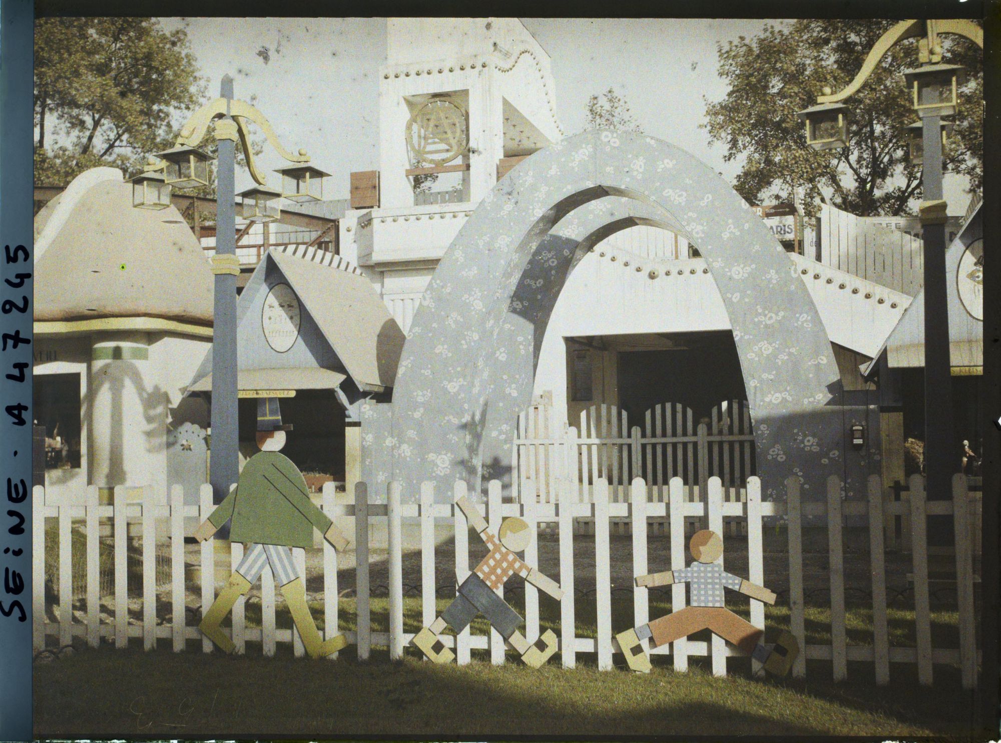 Image représentant L'Exposition des arts décoratifs, Le Village du jouet, quai d'Orsay