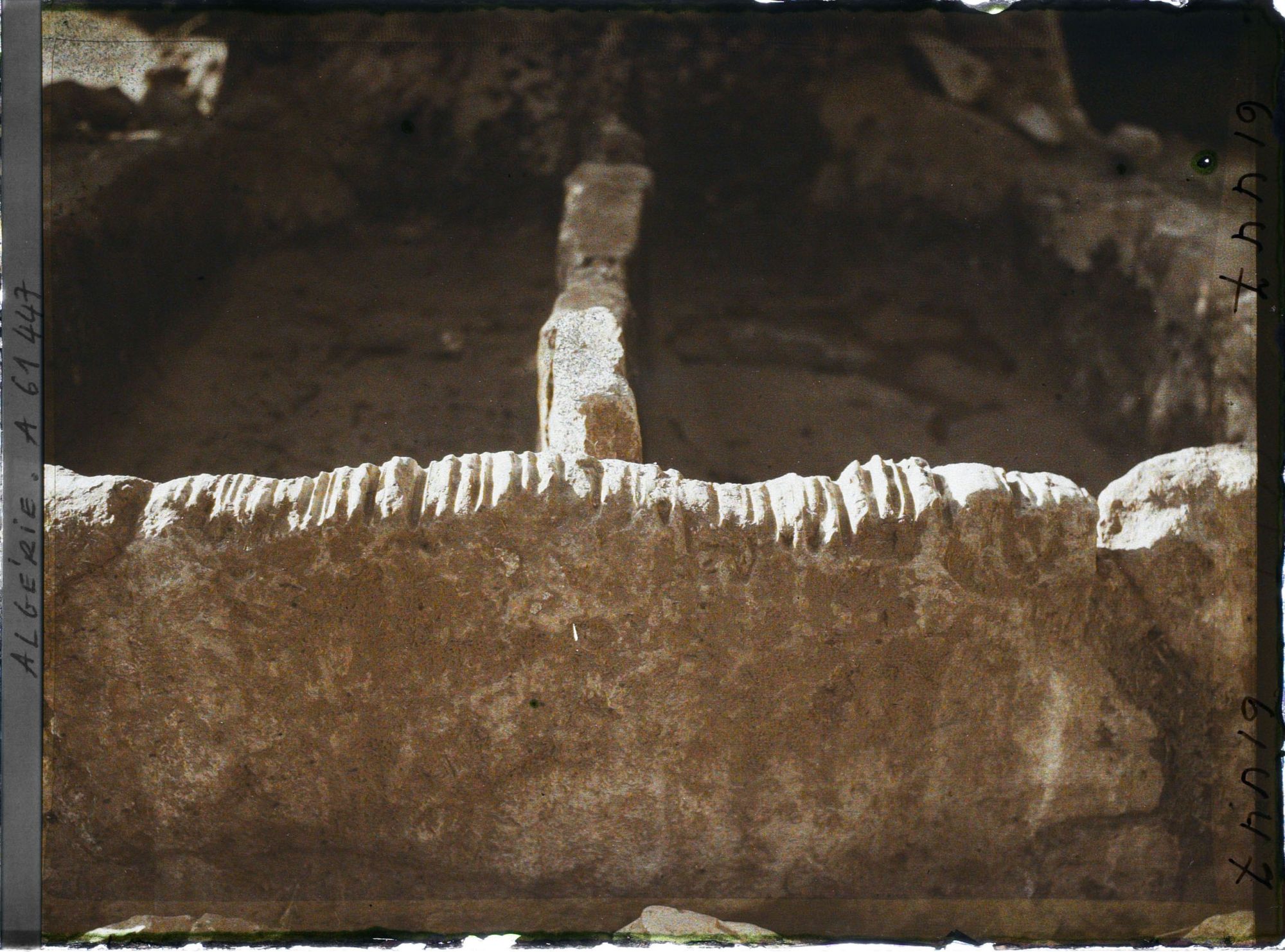 Image représentant La margelle d'un puits entaillée par l'usage