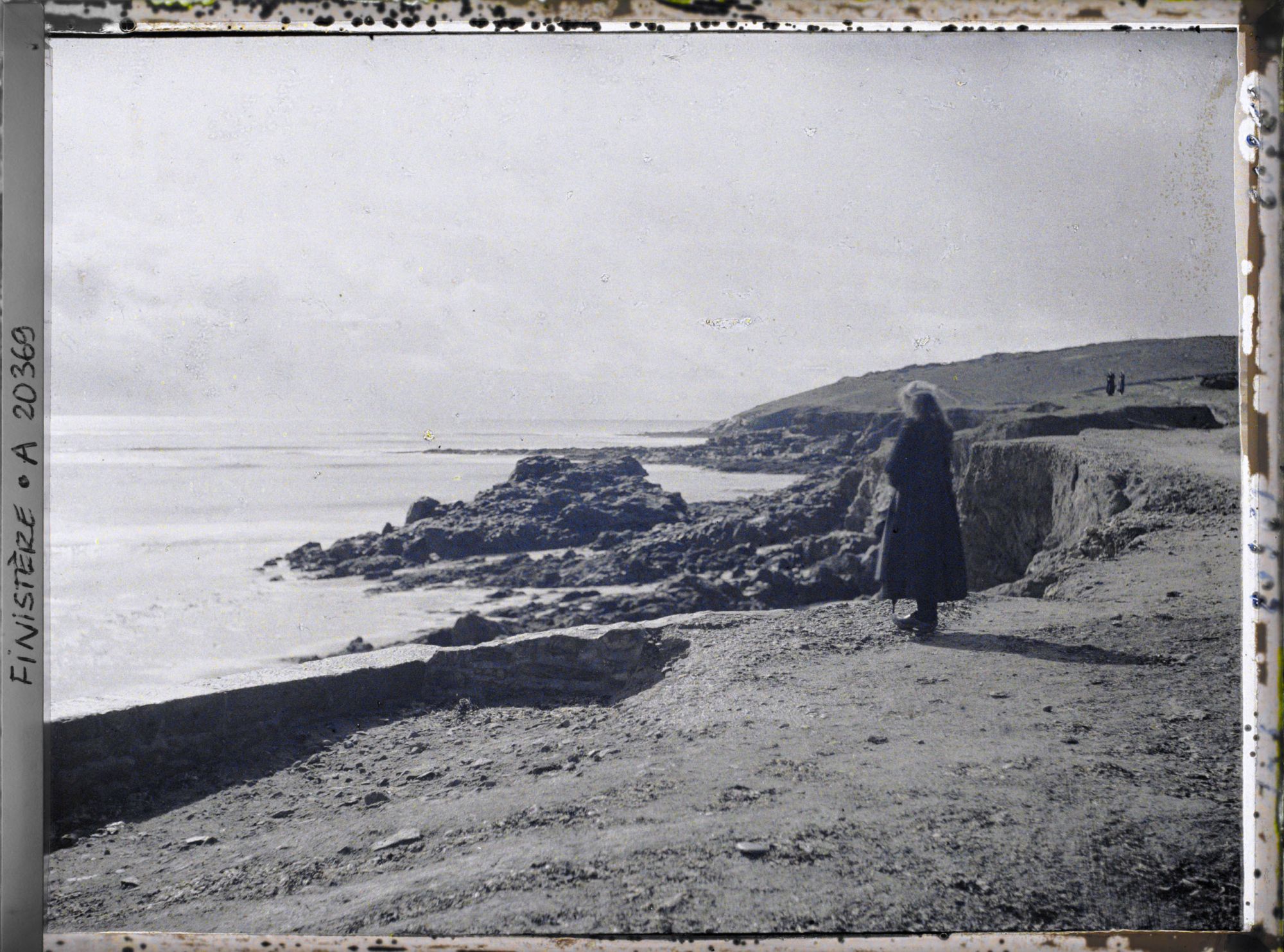 Image représentant Petite fille devant la baie du Loc'h (?)