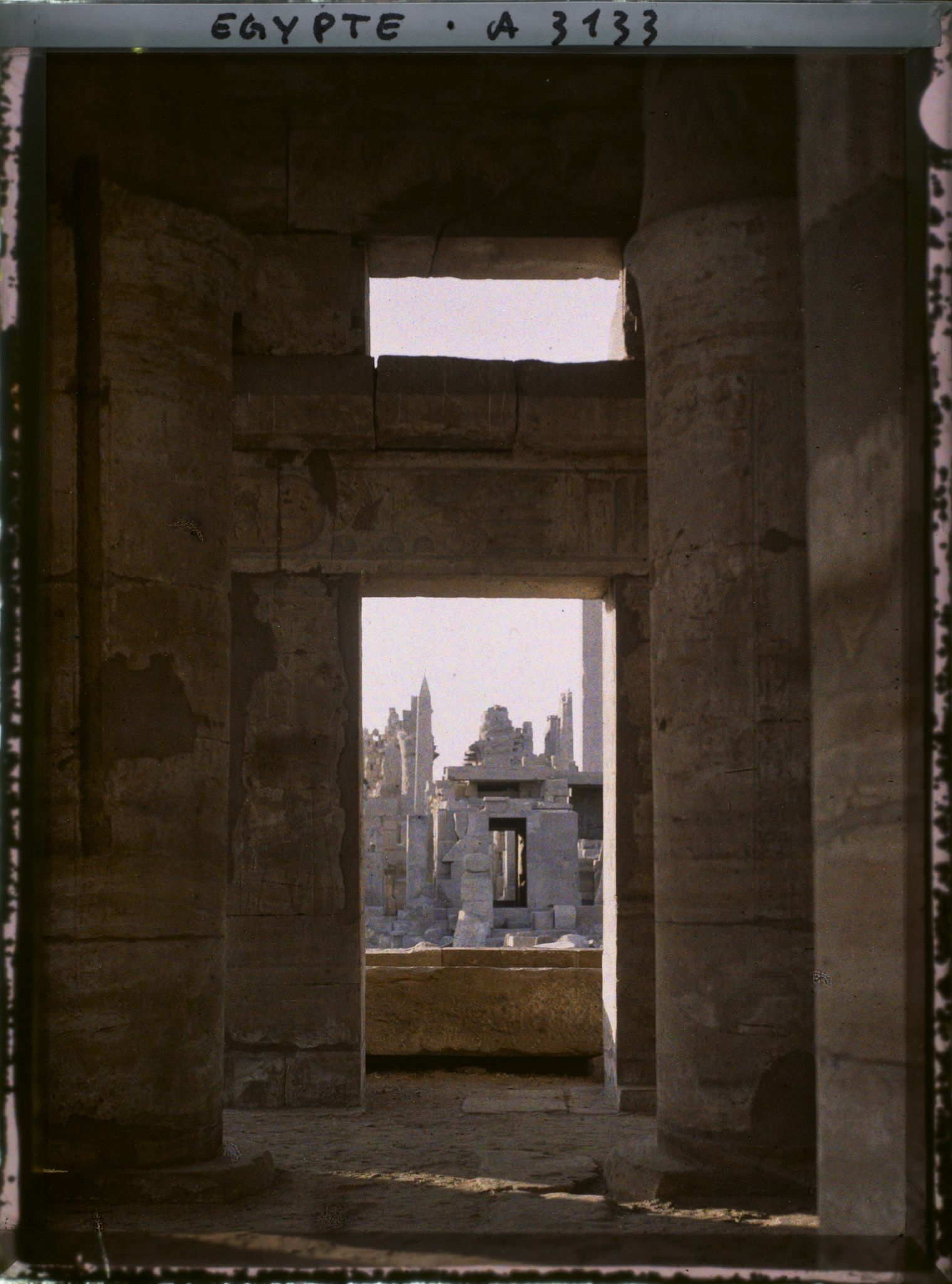 Image représentant Vue sur le temple d'Amon Râ depuis la salle des fêtes de l'Akh Menou (salle d'apparat de Thoutmosis III)