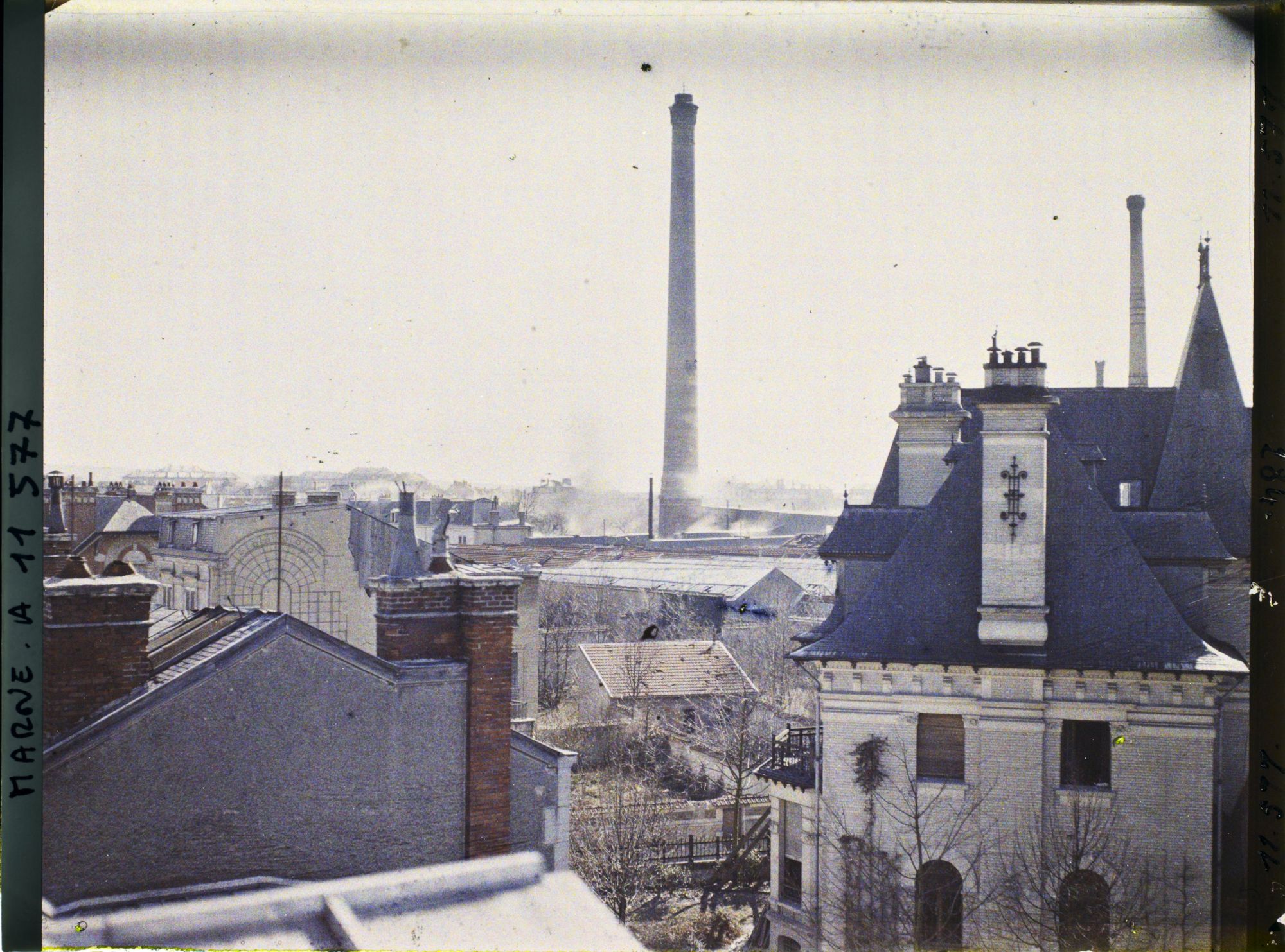 Image représentant Eclatement d'obus près d'une usine