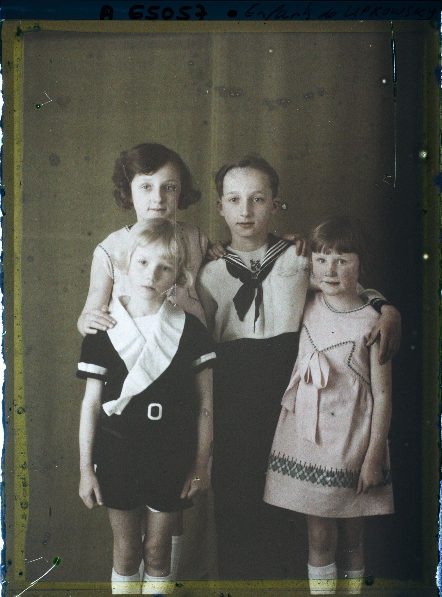 Image représentant Mesdemoiselles  https://musee-albert-kahn.s-museum.fr/home/NWQ2OTAwYzNmYjZlZTk1ZWQwODJmMjY4L2dlbmVyaWMtbm90aWNlLXRhYi9hdXRob3JpdHkvNjE3YTc5ZjVjZjhiODk2OGIzMzM3ZDIx/5d6900c3fb6ee95ed082f268/generic-notice-tab/authority/617a79ebcf8b8968b3337282 Jeanine de Lipkowski,  https://musee-albert-kahn.s-museum.fr/home/NWQ2OTAwYzNmYjZlZTk1ZWQwODJmMjY4L2dlbmVyaWMtbm90aWNlLXRhYi9hdXRob3JpdHkvNjE3YTc5ZjVjZjhiODk2OGIzMzM3ZDIx/5d6900c3fb6ee95ed082f268/generic-notice-tab/authority/617a79ebcf8b8968b3337283 Solange de Lipkowski, Messieurs J https://musee-albert-kahn.s-museum.fr/home/NWQ2OTAwYzNmYjZlZTk1ZWQwODJmMjY4L2dlbmVyaWMtbm90aWNlLXRhYi9hdXRob3JpdHkvNjE3YTc5ZjVjZjhiODk2OGIzMzM3ZDIx/5d6900c3fb6ee95ed082f268/generic-notice-tab/authority/617a79ebcf8b8968b3337284 ean Noël de Lipkowski et René de Lipkowski