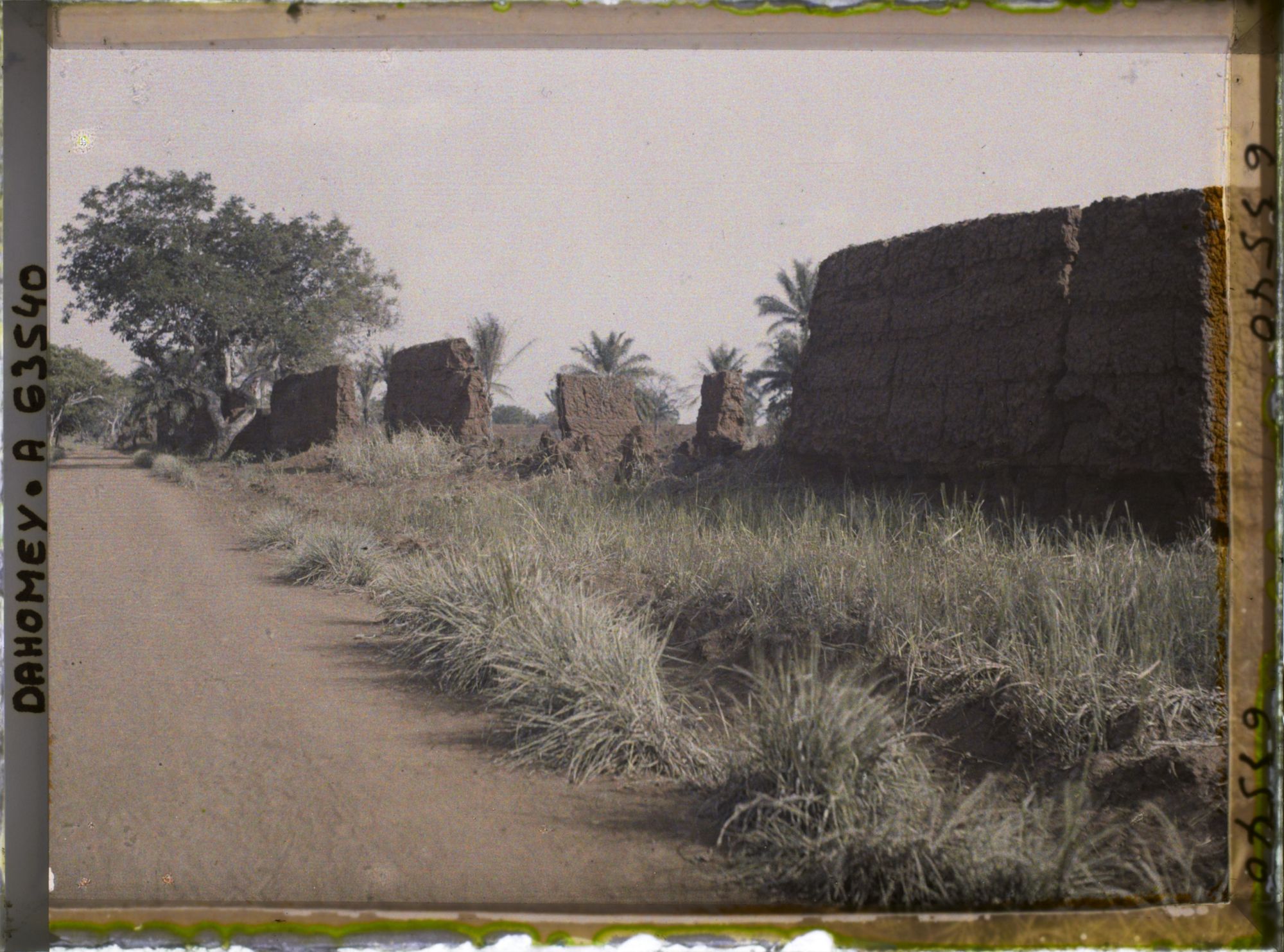 Image représentant Mur d'enceinte du palais privé (tata) de  null Guézo