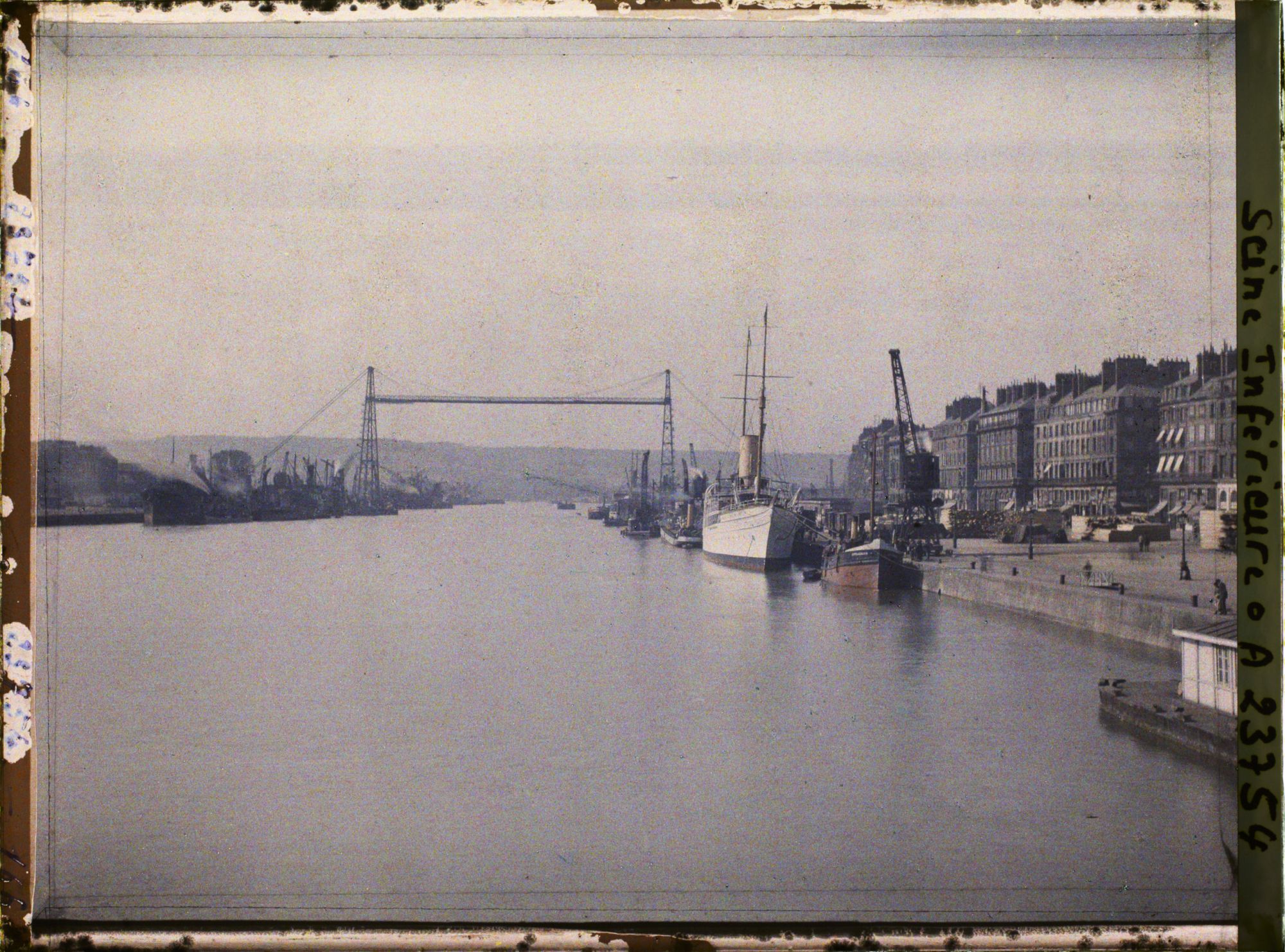 Image représentant Le port et la Seine vers l'aval prise du pont Boieldieu