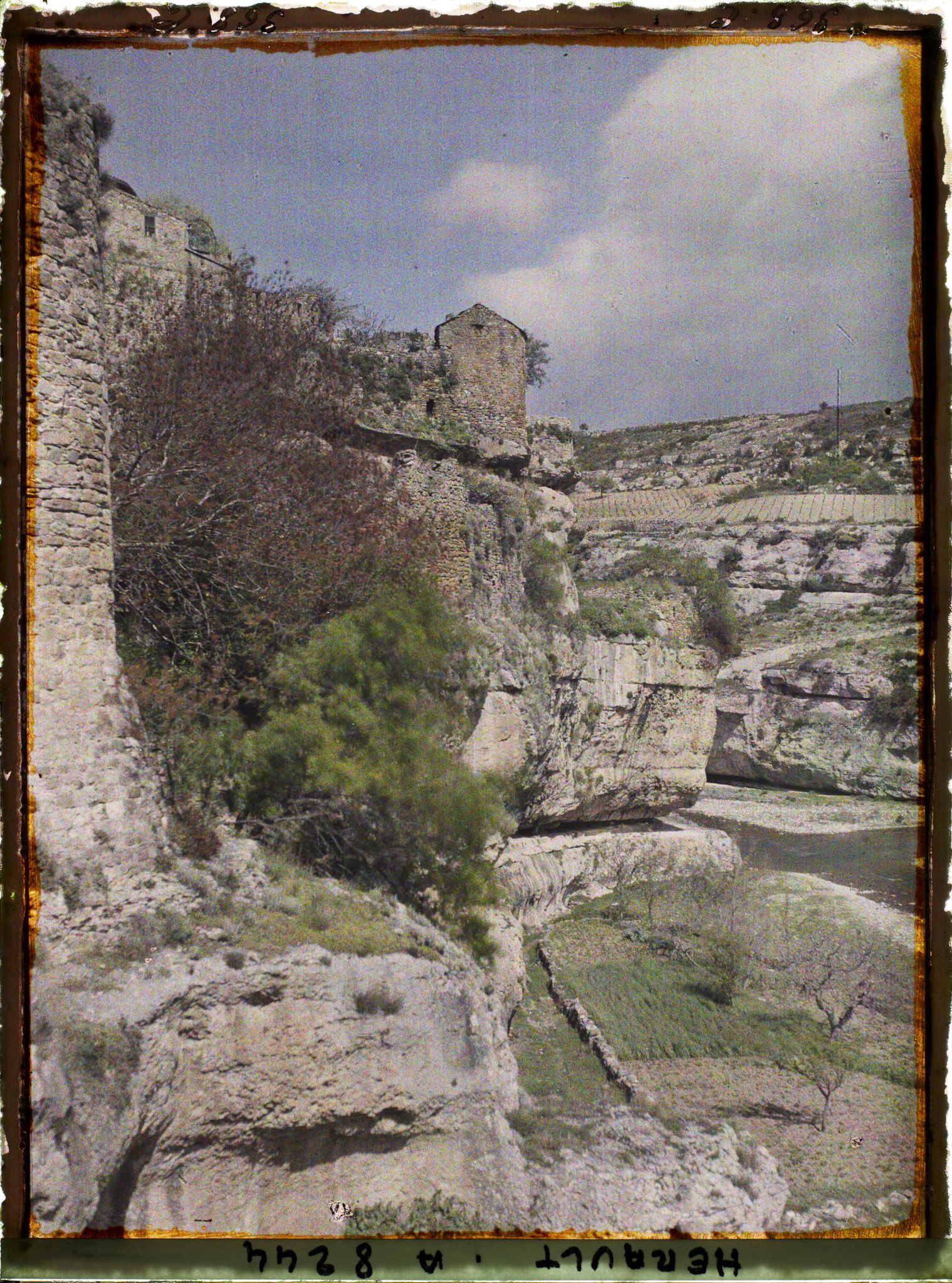 Image représentant La prison à gauche et la maison penchée à l'extrémité du promontoire à droite