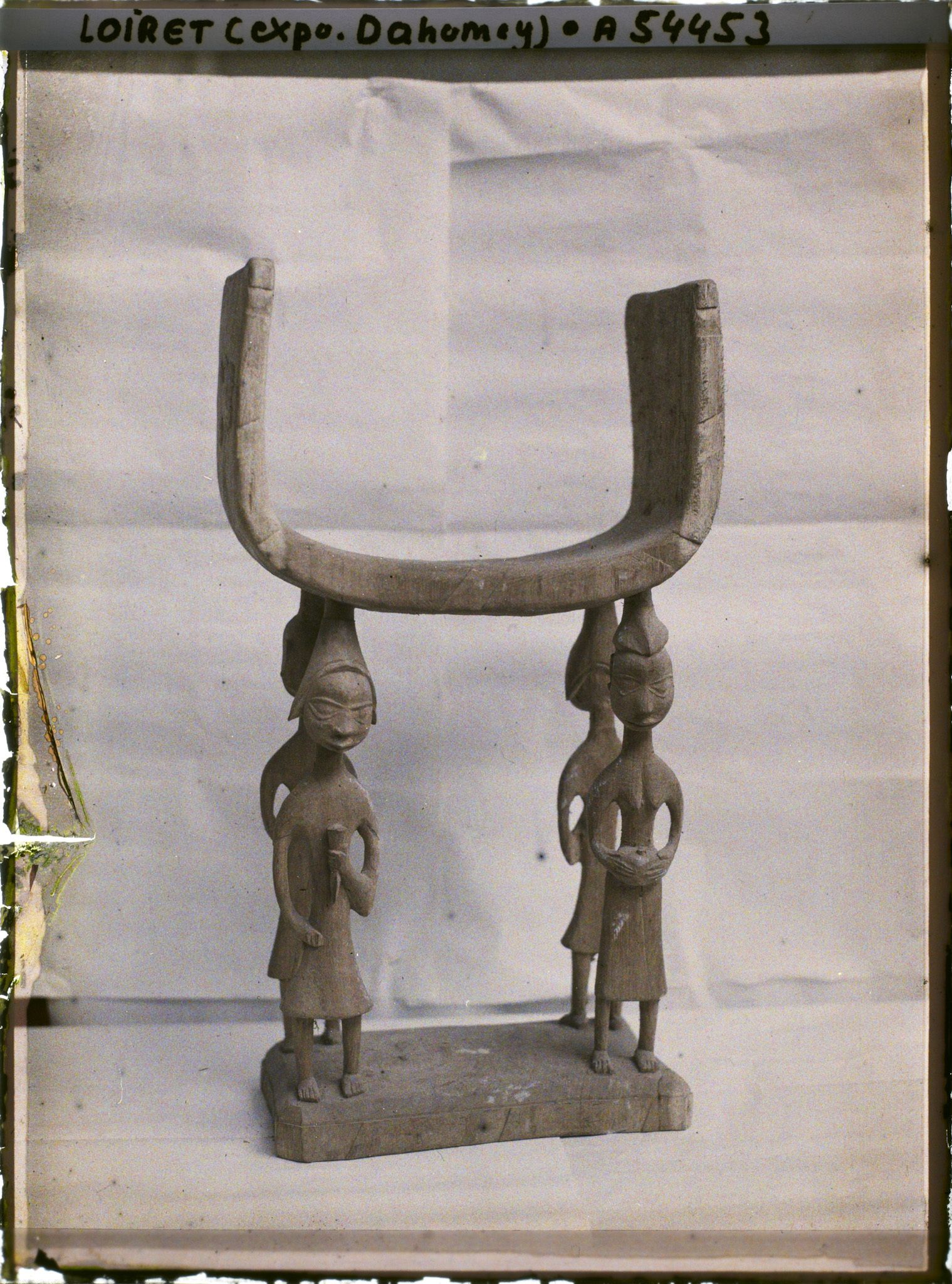 Image représentant Exposition d'art africain, siège cariatide fon