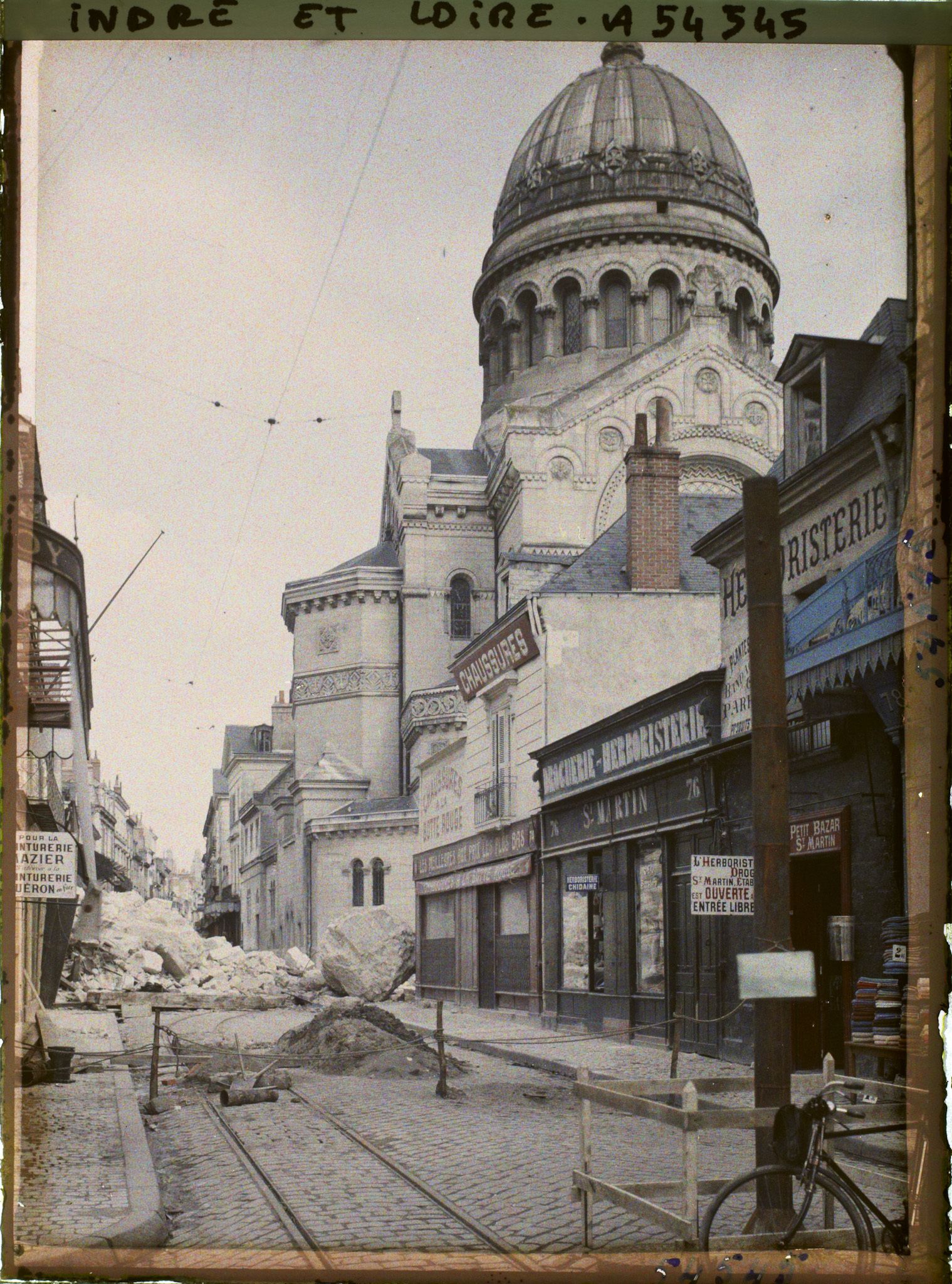 Image représentant Les gravats de la tour Charlemagne devant la basilique Saint-Martin, rue des Halles