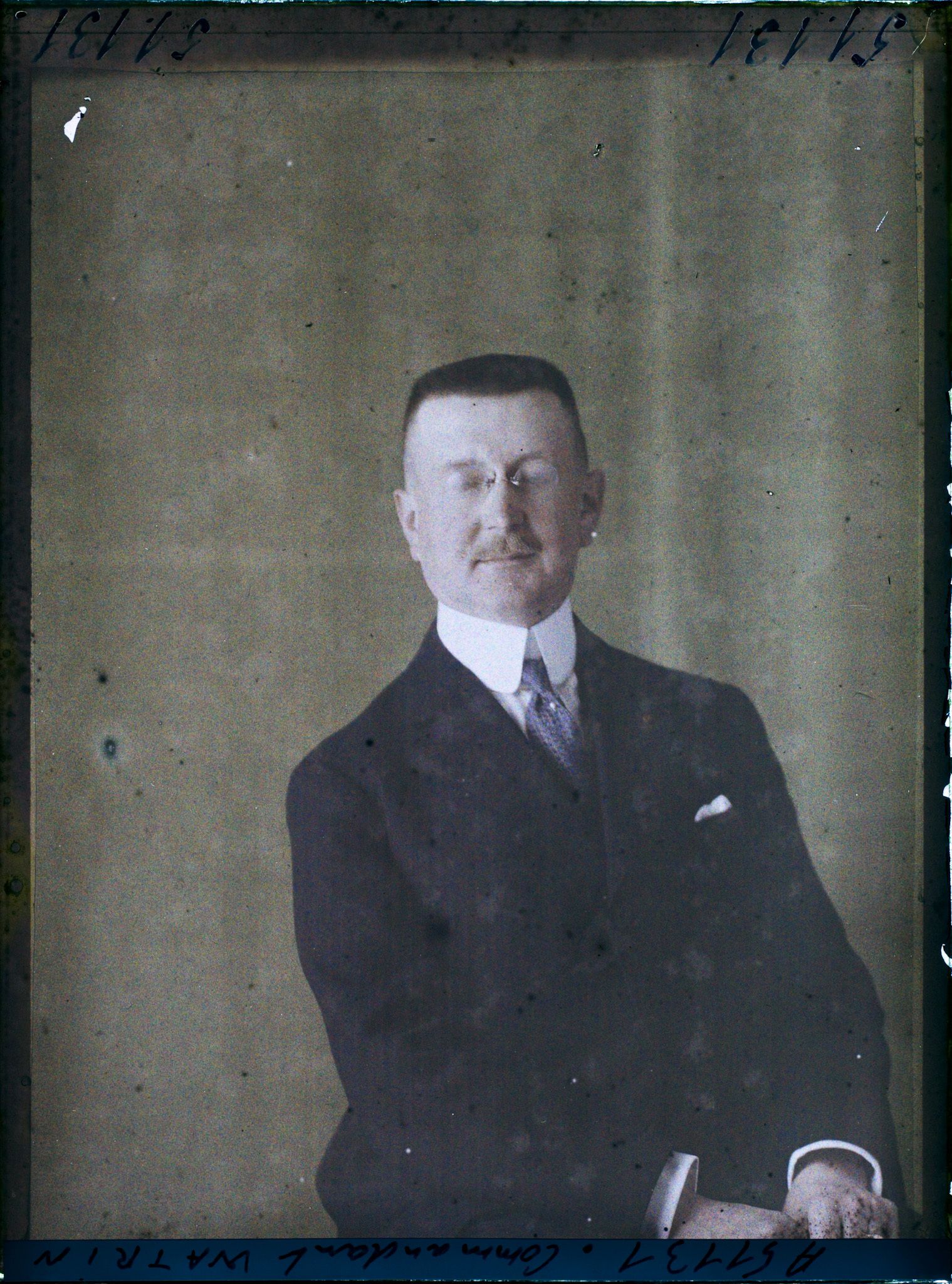 Image représentant Le Commandant Maurice  https://musee-albert-kahn.s-museum.fr/home/NWQ2OTAwYzNmYjZlZTk1ZWQwODJmMjY4L2dlbmVyaWMtbm90aWNlLXRhYi9hdXRob3JpdHkvNjE3YTc5ZjVjZjhiODk2OGIzMzM3ZDIx/5d6900c3fb6ee95ed082f268/generic-notice-tab/authority/617a79ebcf8b8968b3337a01 Watrin