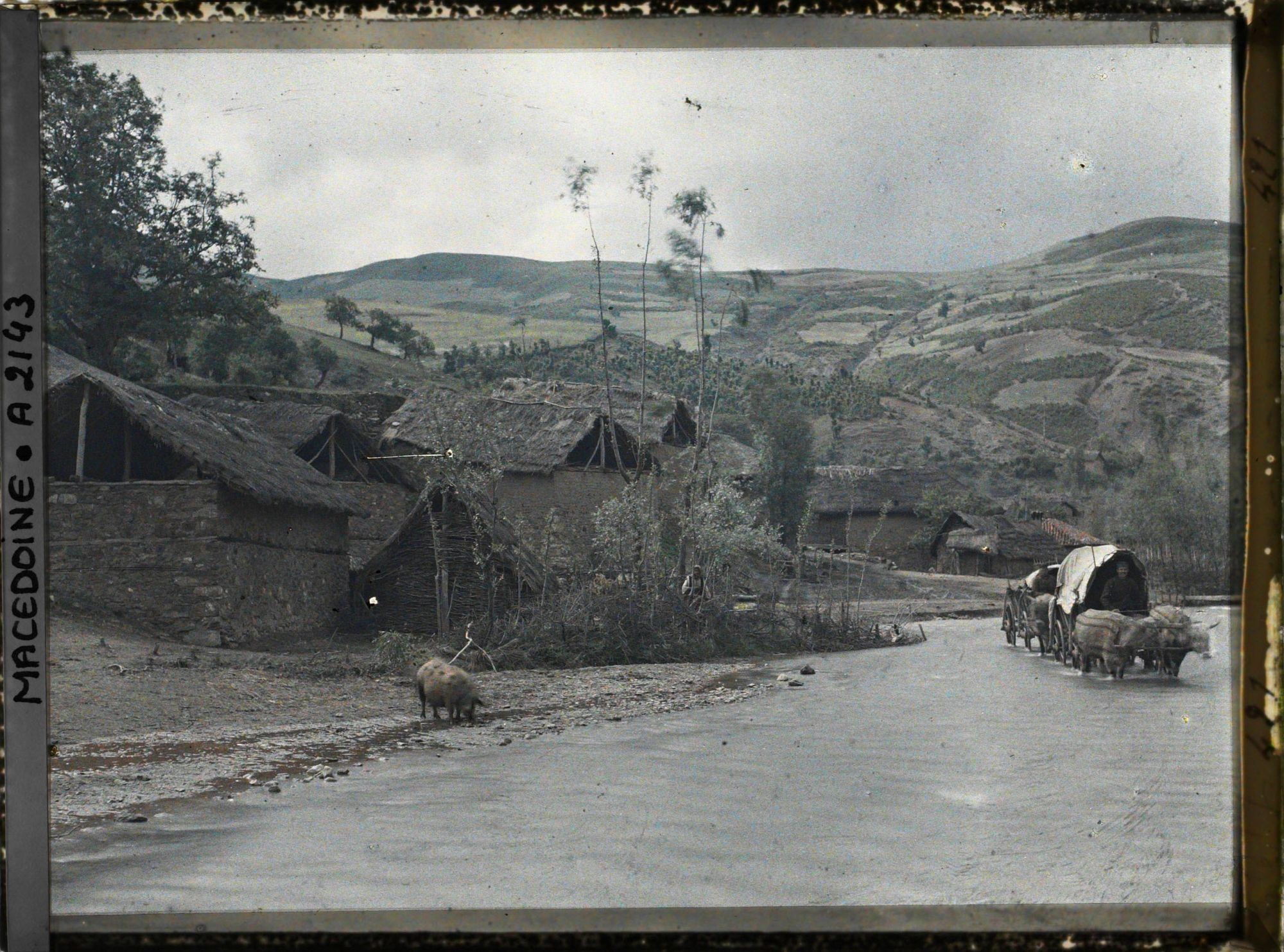 Image représentant Sur la rivière avec les chars passant le gué