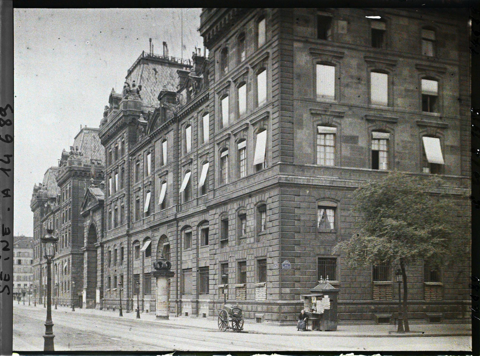 Image représentant La Préfecture de police, à l'angle des rues de la Cité et de Lutèce