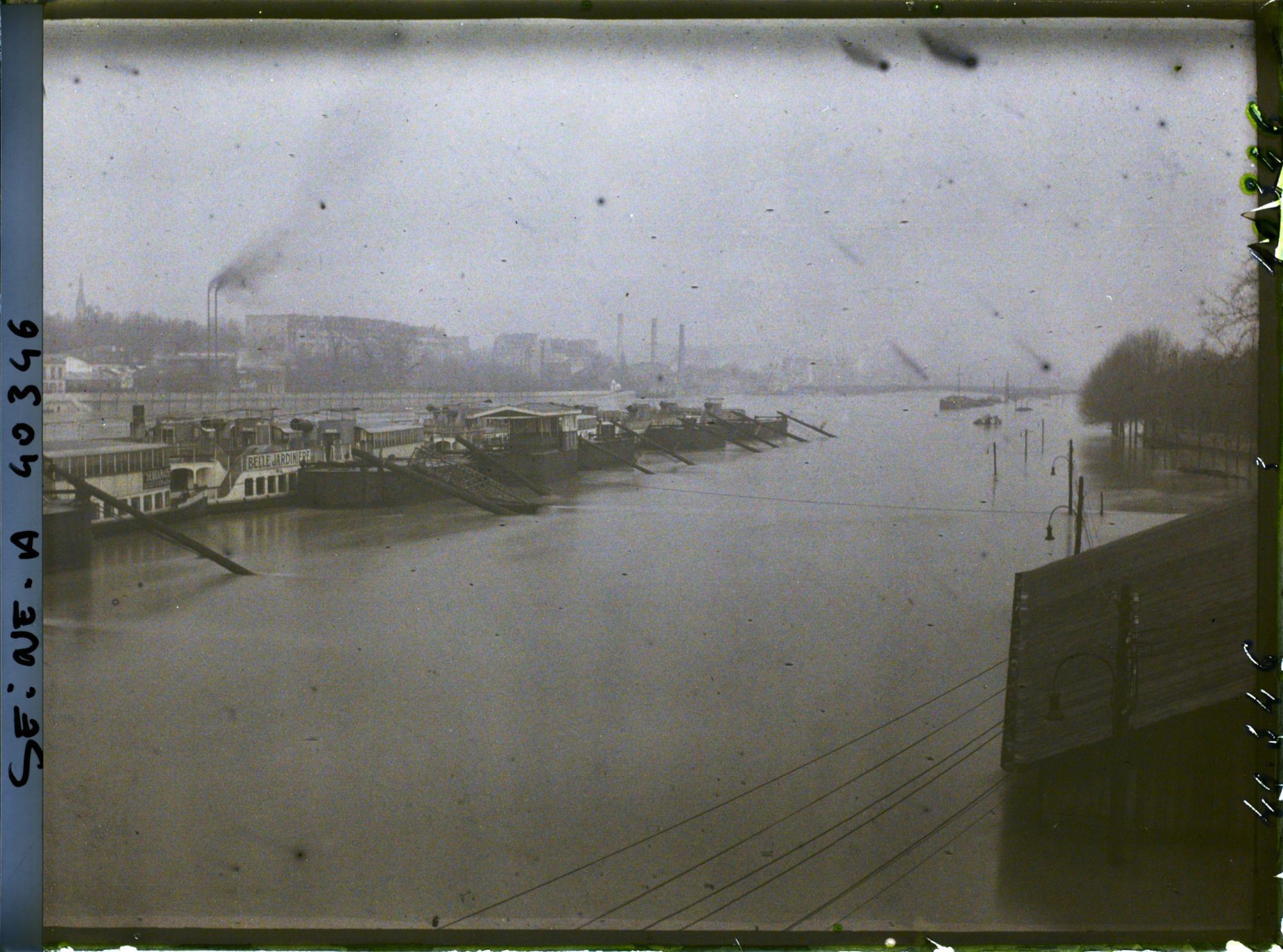 Image représentant La Seine en crue depuis le viaduc d'Auteuil (aujourd'hui pont du Garigliano)