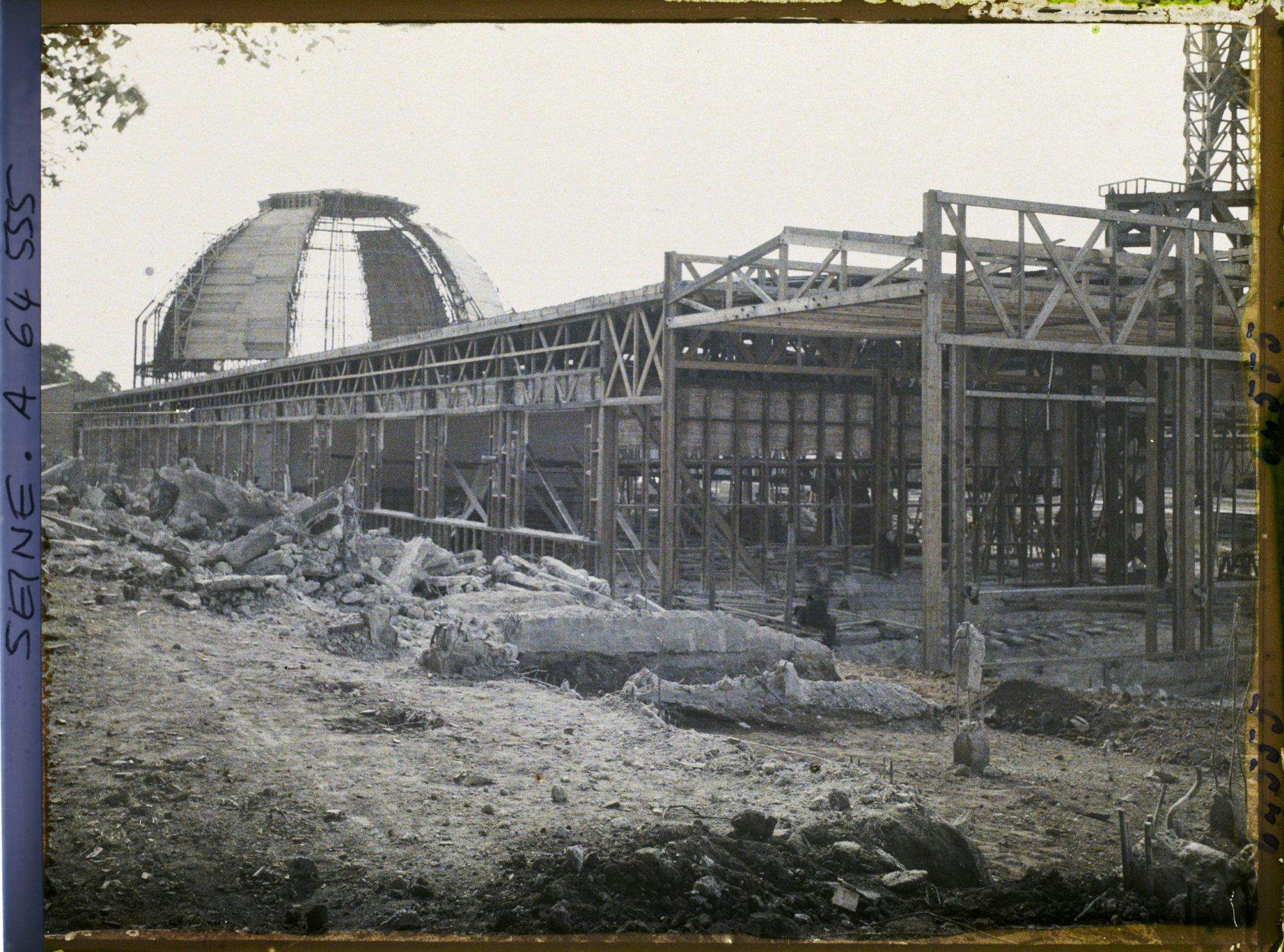 Image représentant Construction d'un bâtiment pour l'Exposition coloniale internationale à Vincennes