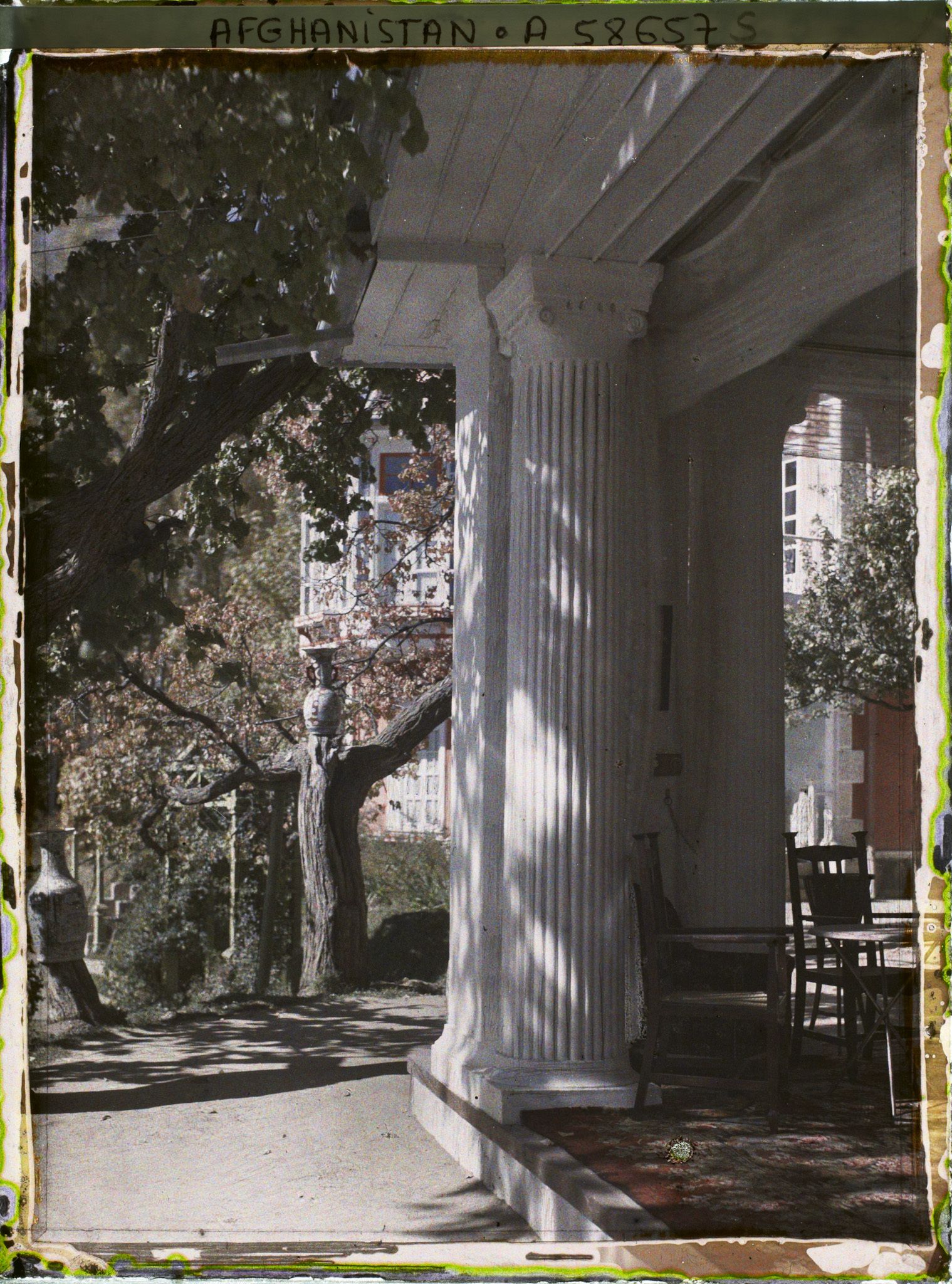 Image représentant Dans le Jardin du Palais royal (Bâlâ Bâgh, "jardin d'en haut"), un coin de la terrasse couverte du pavillon