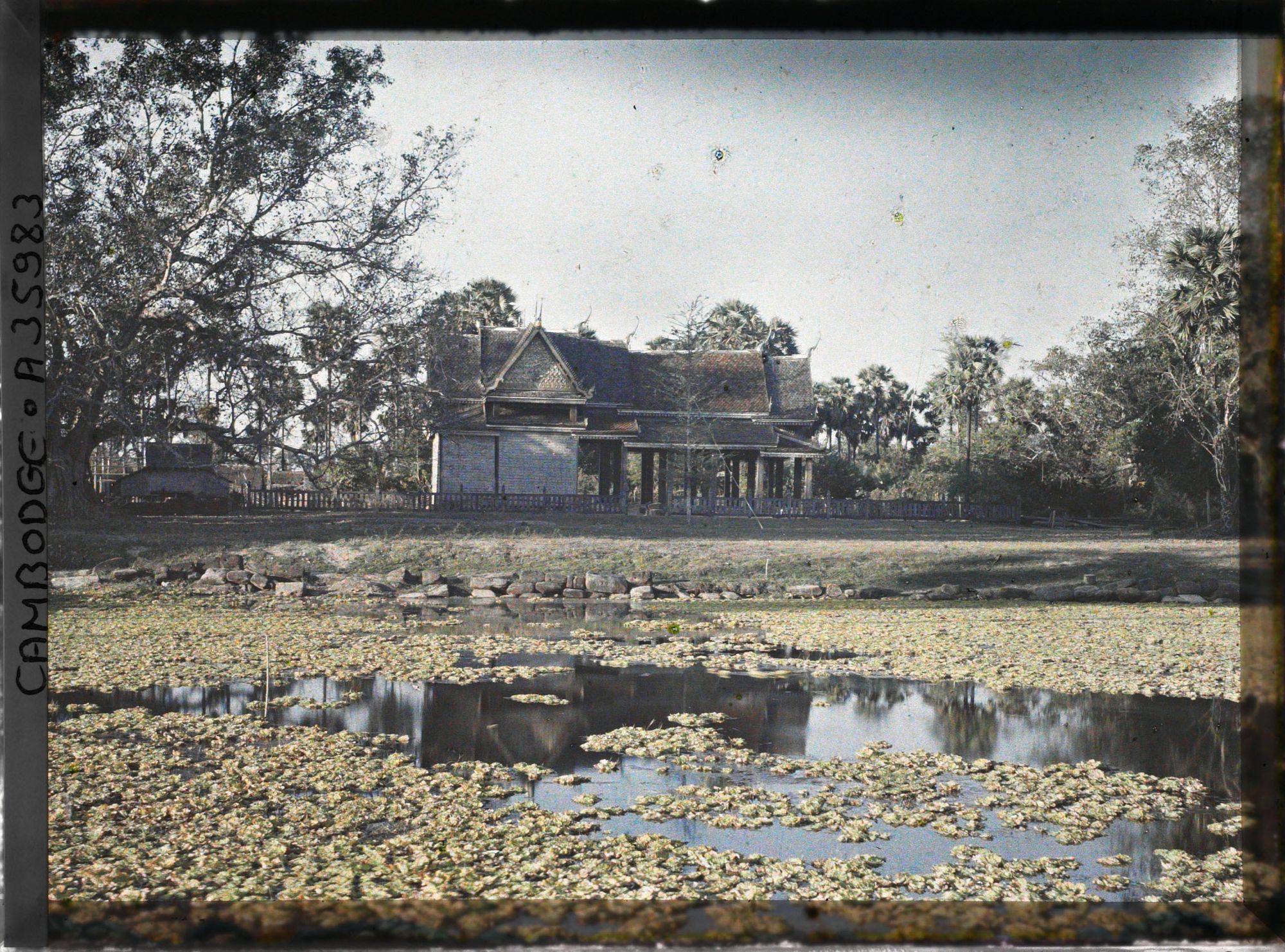 Image représentant Un édifice de la bonzerie, vu du bassin bordant le côté nord de la " grande chaussée "
