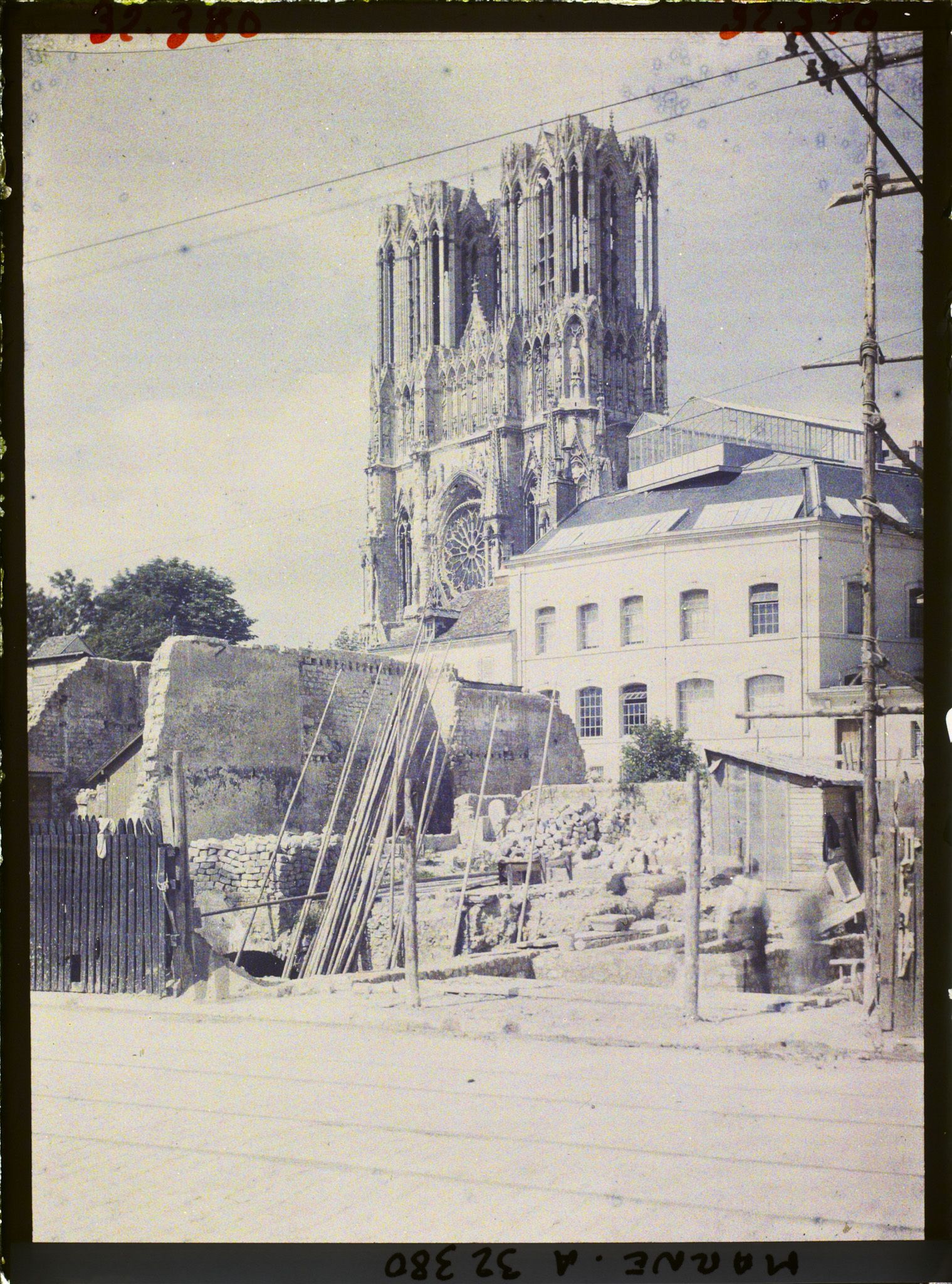 Image représentant France, Reims, La Cathédrale vue de la rue Gambetta