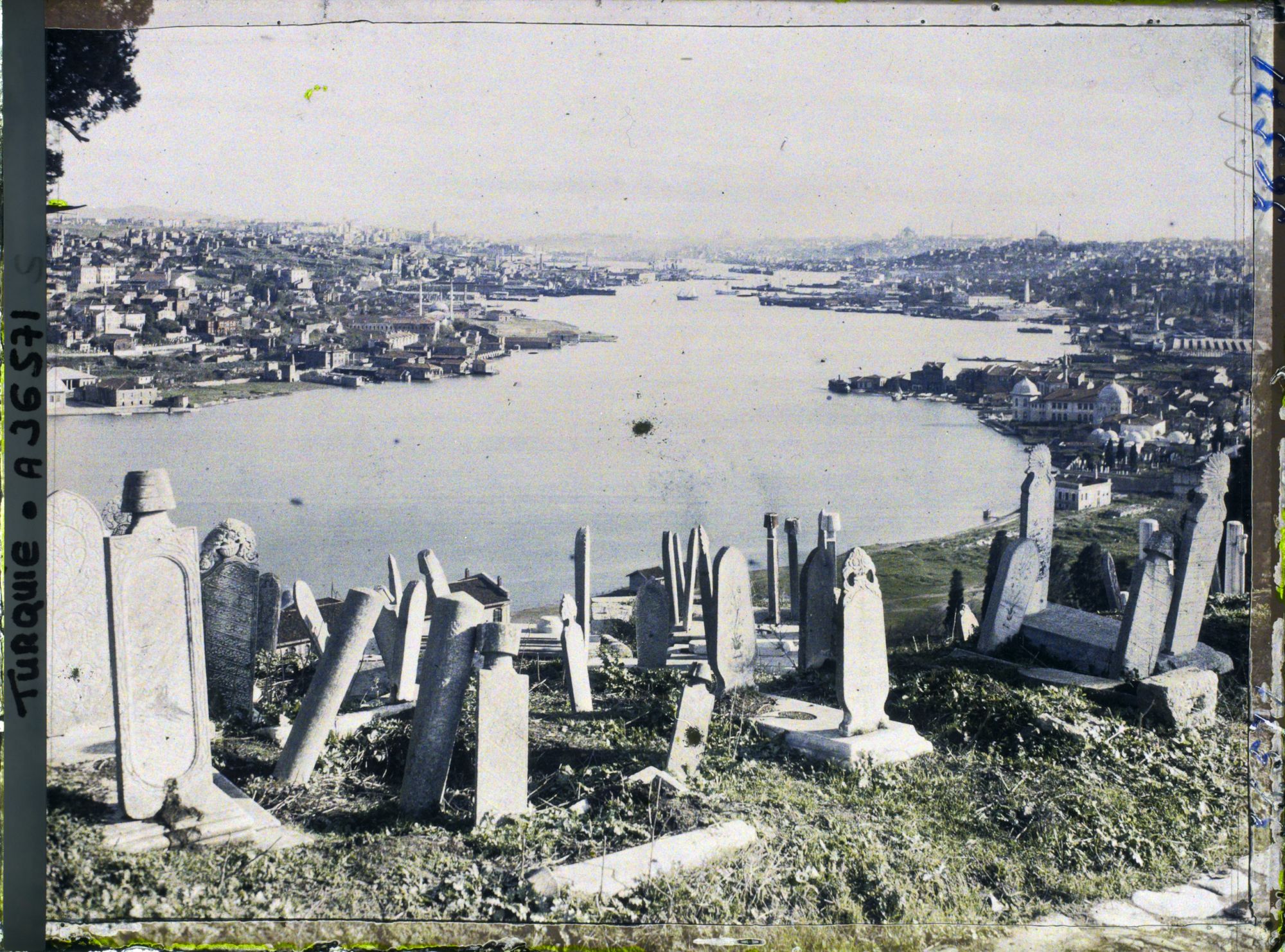 Image représentant Cimetière d'Eyüp et vue panoramique sur la Corne d'Or, Galata et Istanbul