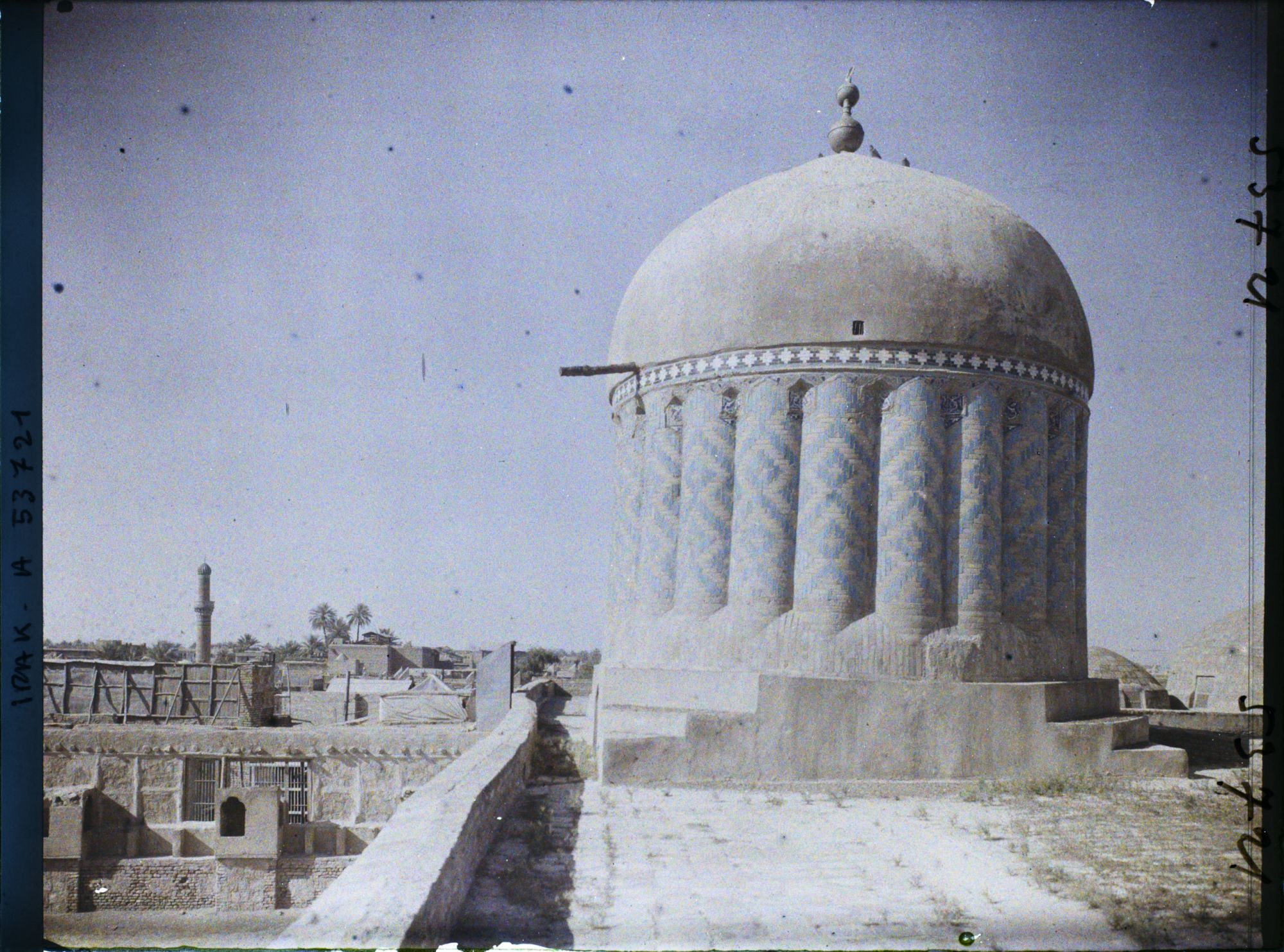Image représentant Un dôme de la Madrasa Mir Janniya (Ecole coranique de l'Emir Mirjan) (1357)
