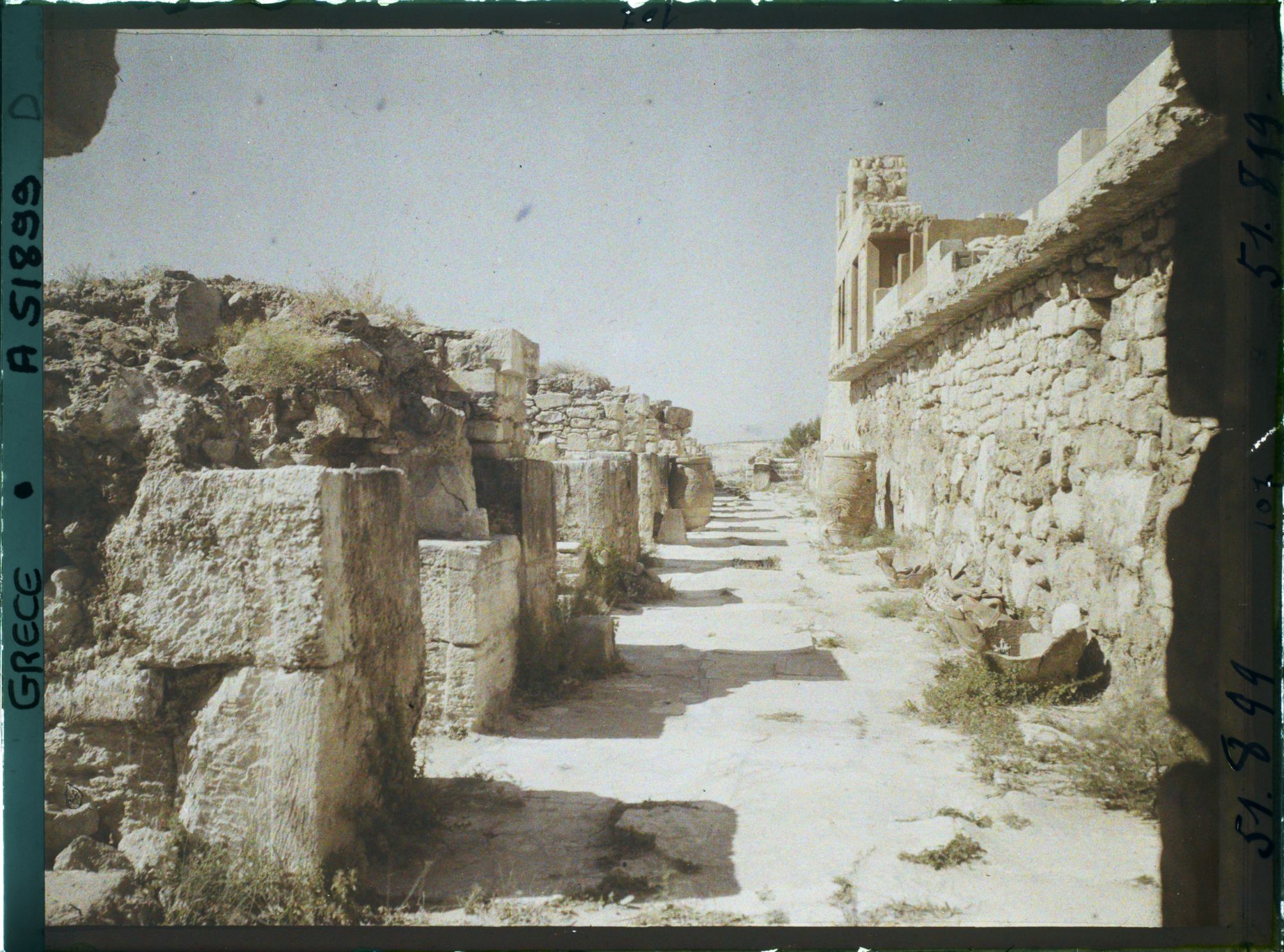 Image représentant Dans la partie occidentale du Palais, le corridor des magasins (réserves de denrées), vu vers le nord