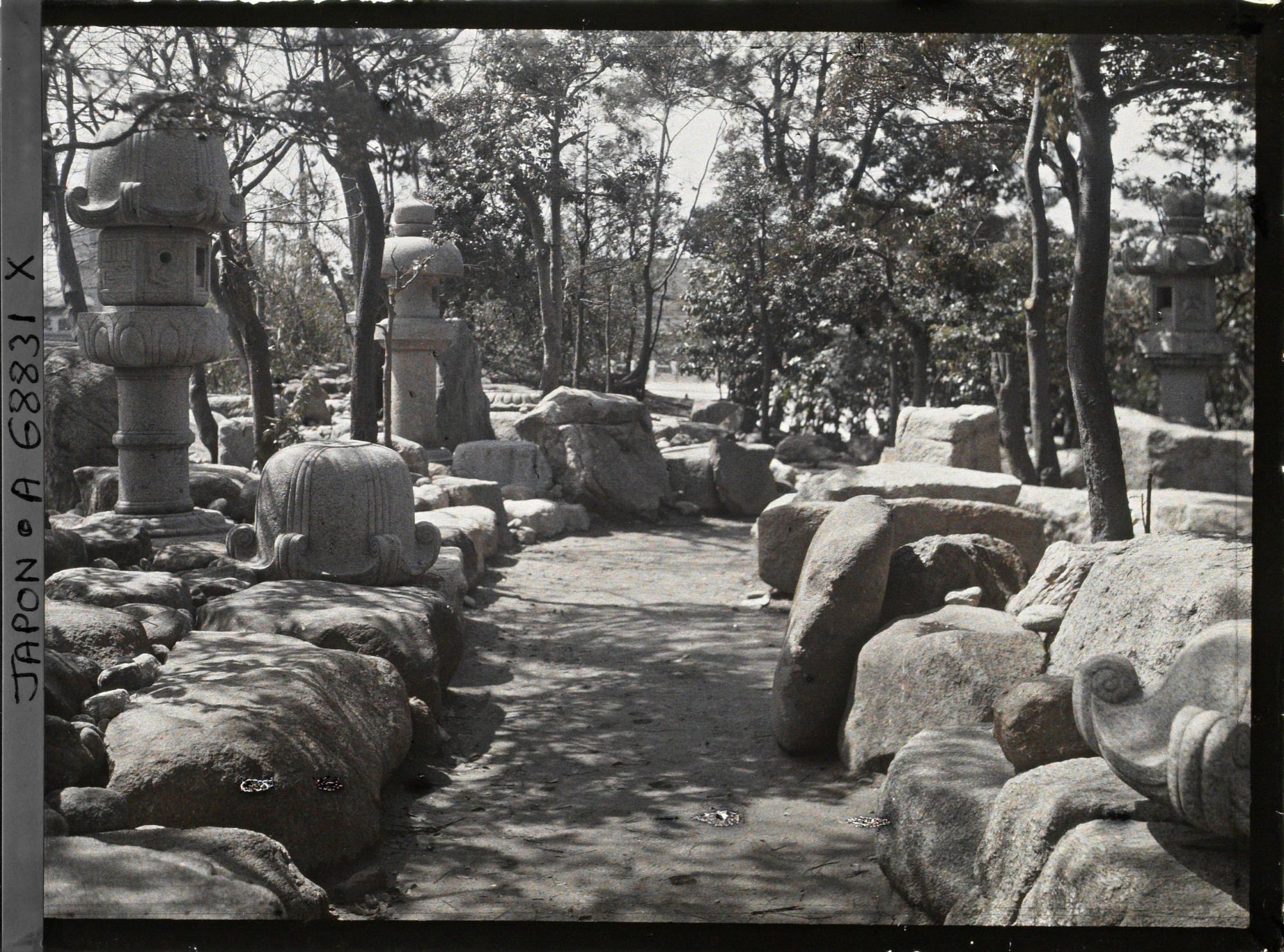 Image représentant Lanternes dans un parc (?)
