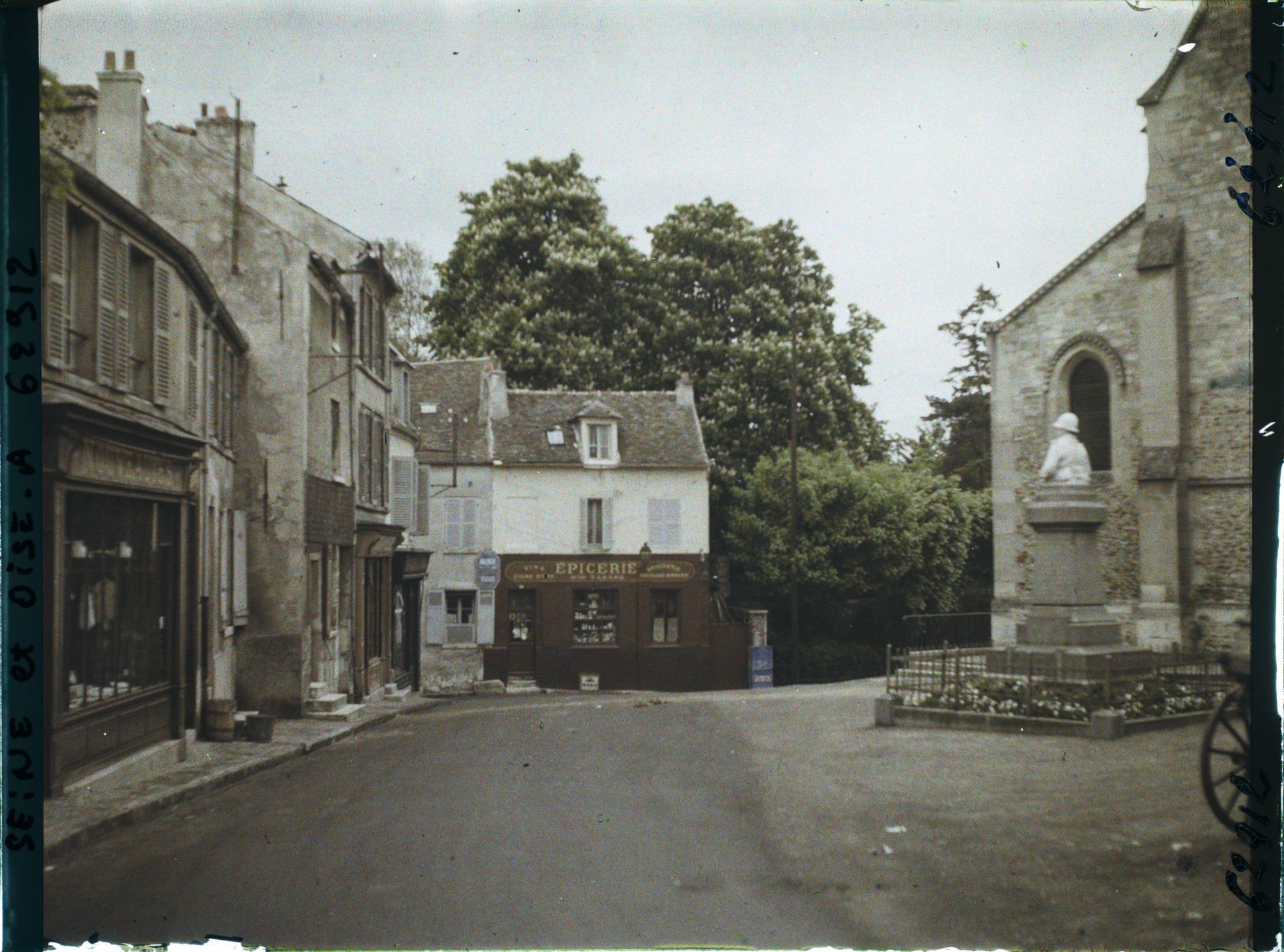 Image représentant Ile de France, Louveciennes, La place de l'Eglise