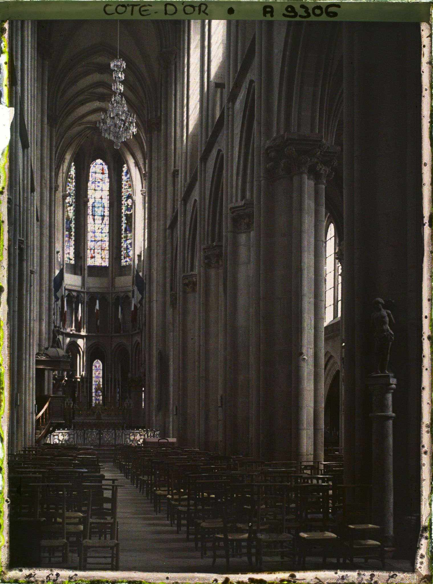 Image représentant La nef de la collégiale Notre-Dame