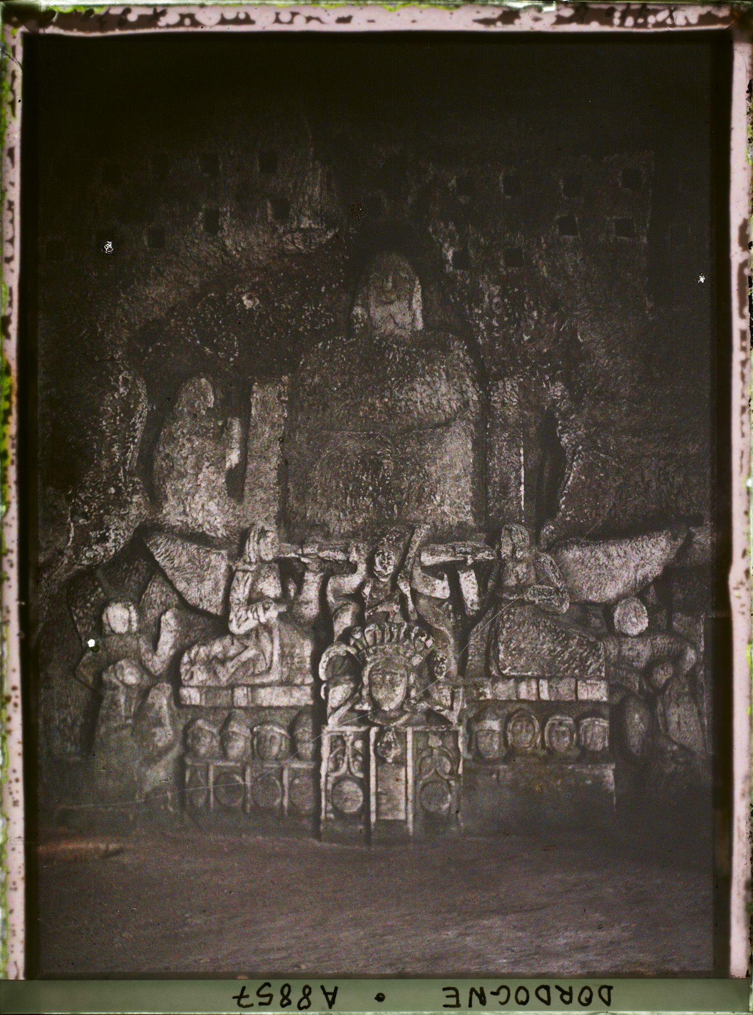 Image représentant France, Brantôme, L'abbaye fondée par Charlemagne les sculptures de la grotte qui servit d'église