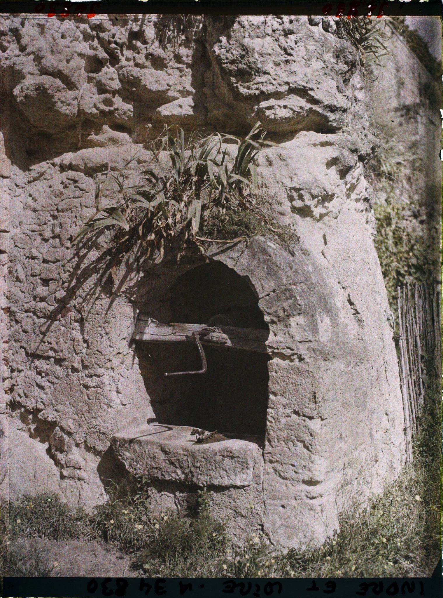 Image représentant Un puits ancien creusé dans le roc du quartier des Patys