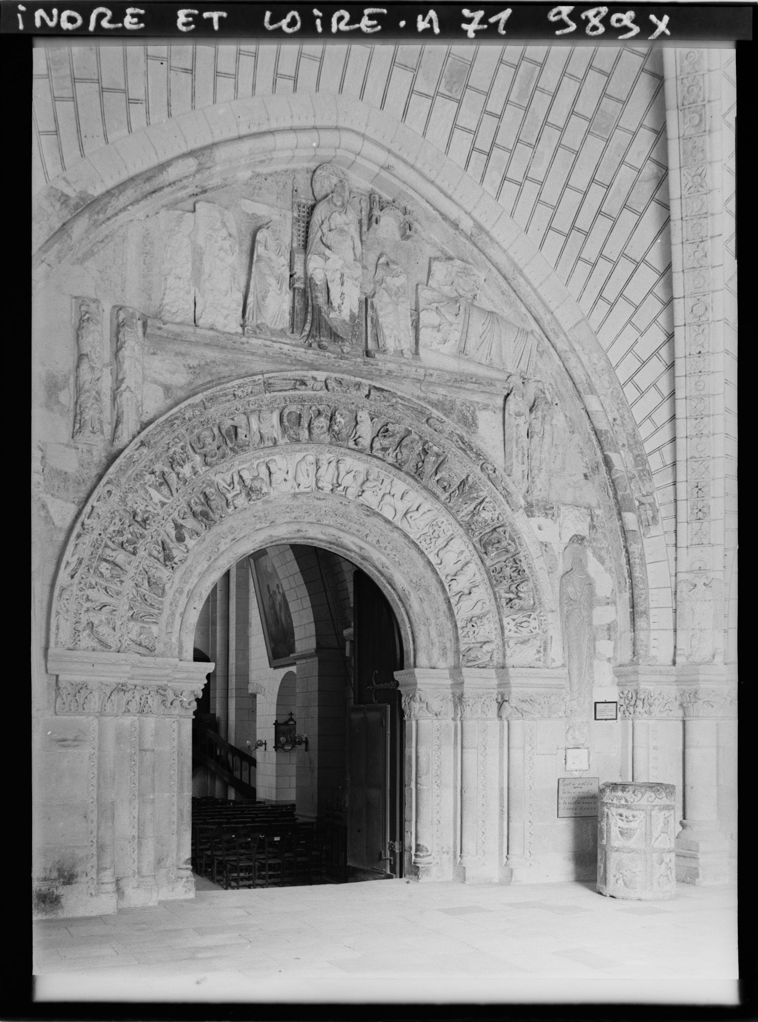 Image représentant Vue du narthex et du portail de la collégiale Saint-Ours