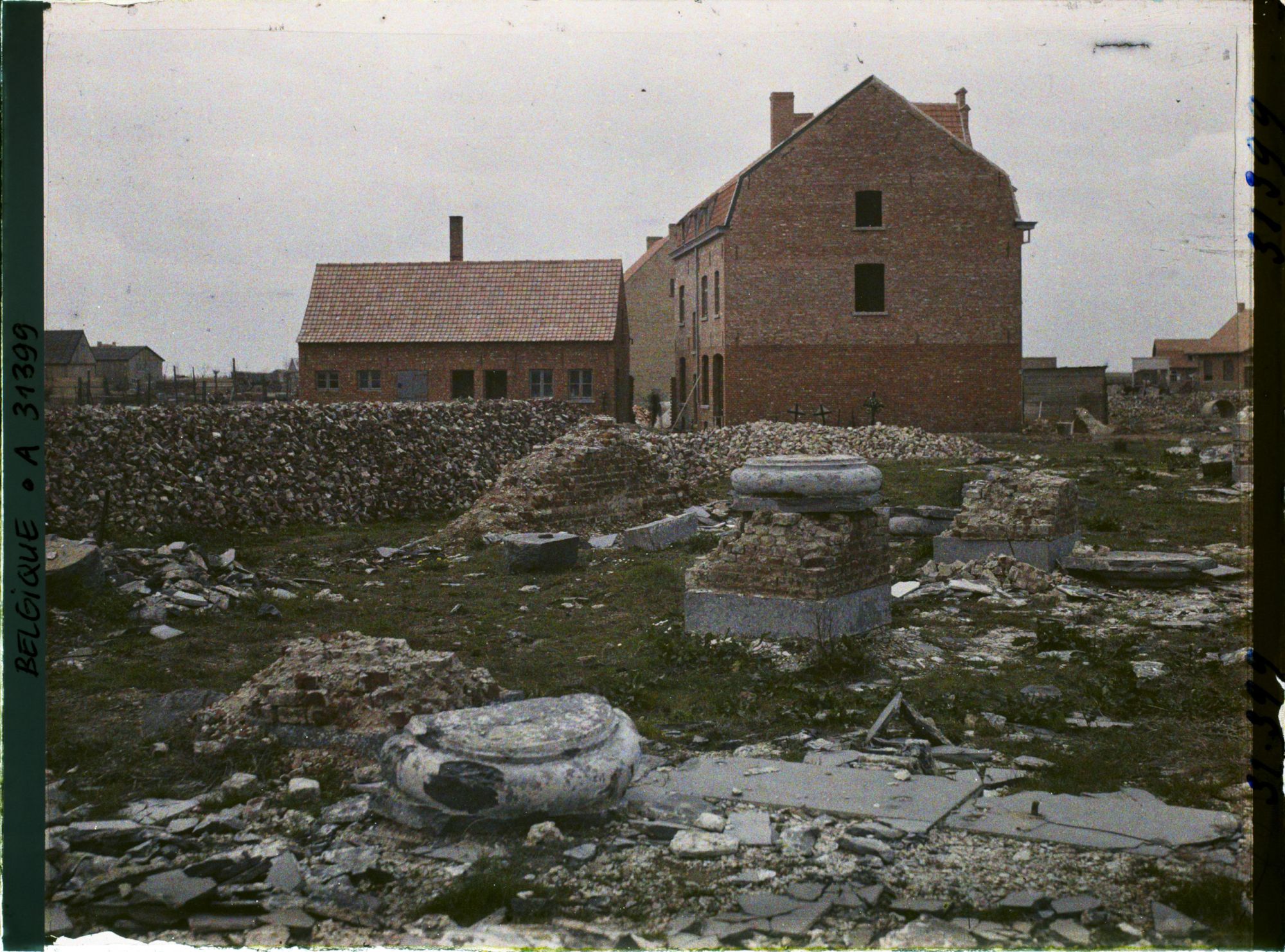 Image représentant Belgique, Poelcappele, Ruines de l'Eglise et nouvelles maisons