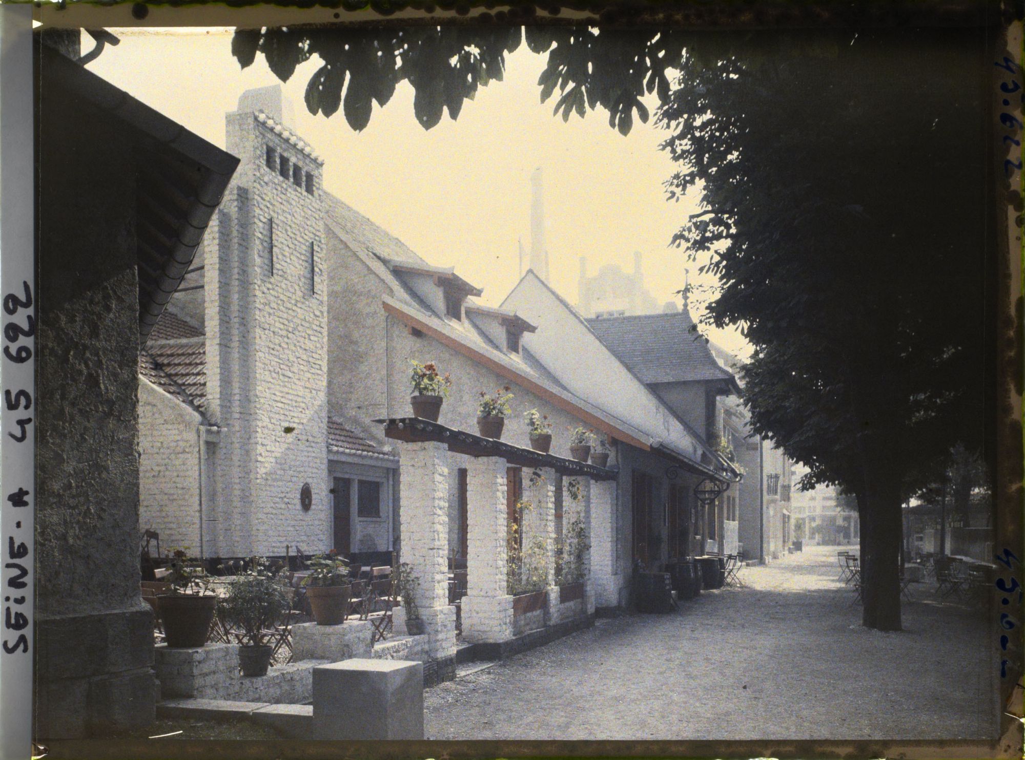Image représentant L'Exposition des arts décoratifs, le Village français sous la direction de Charles Genuys, Le four et l'auberge La Potée lorraine