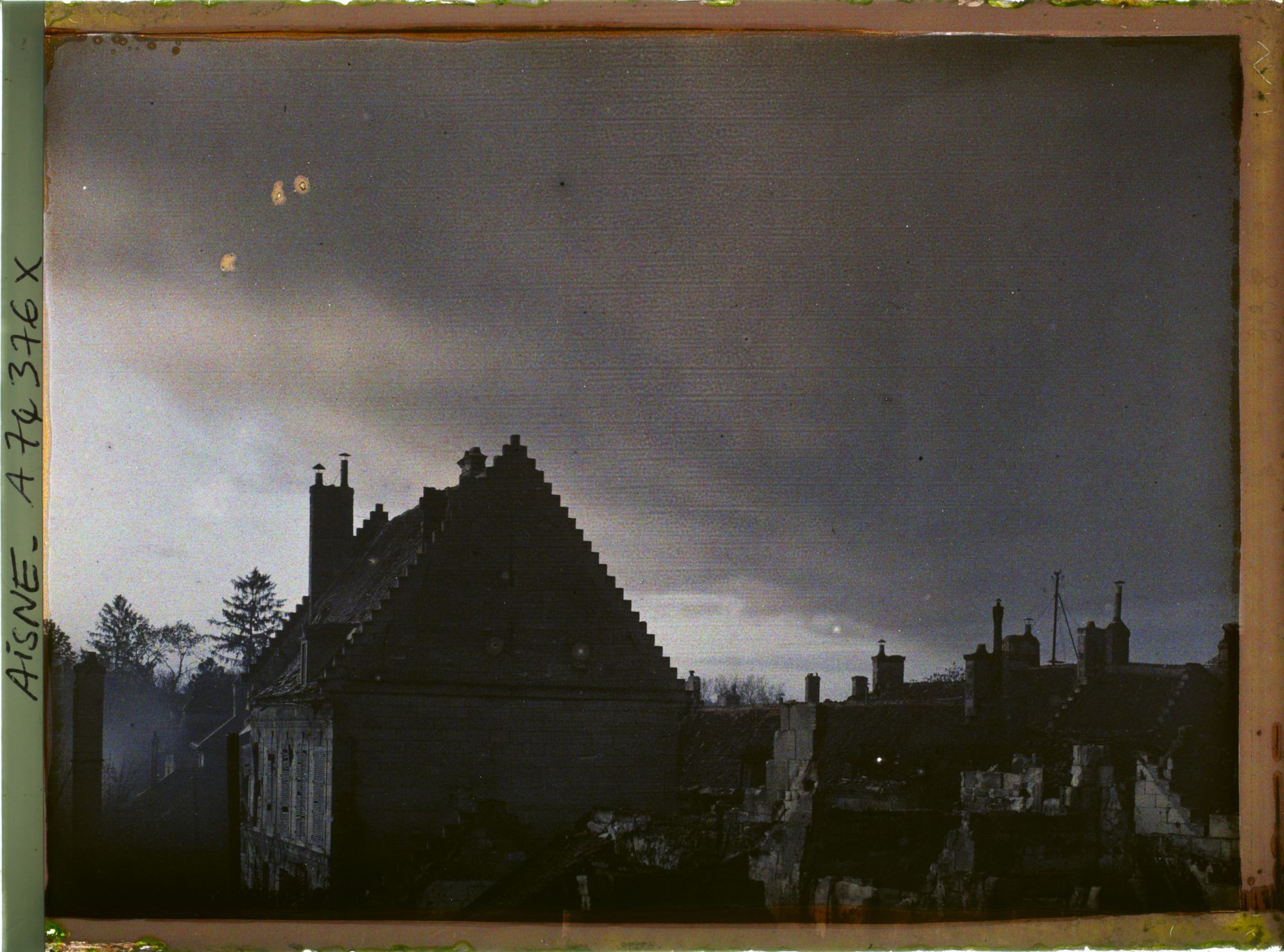 Image représentant Les toits de la ville en ruines et effets de ciel