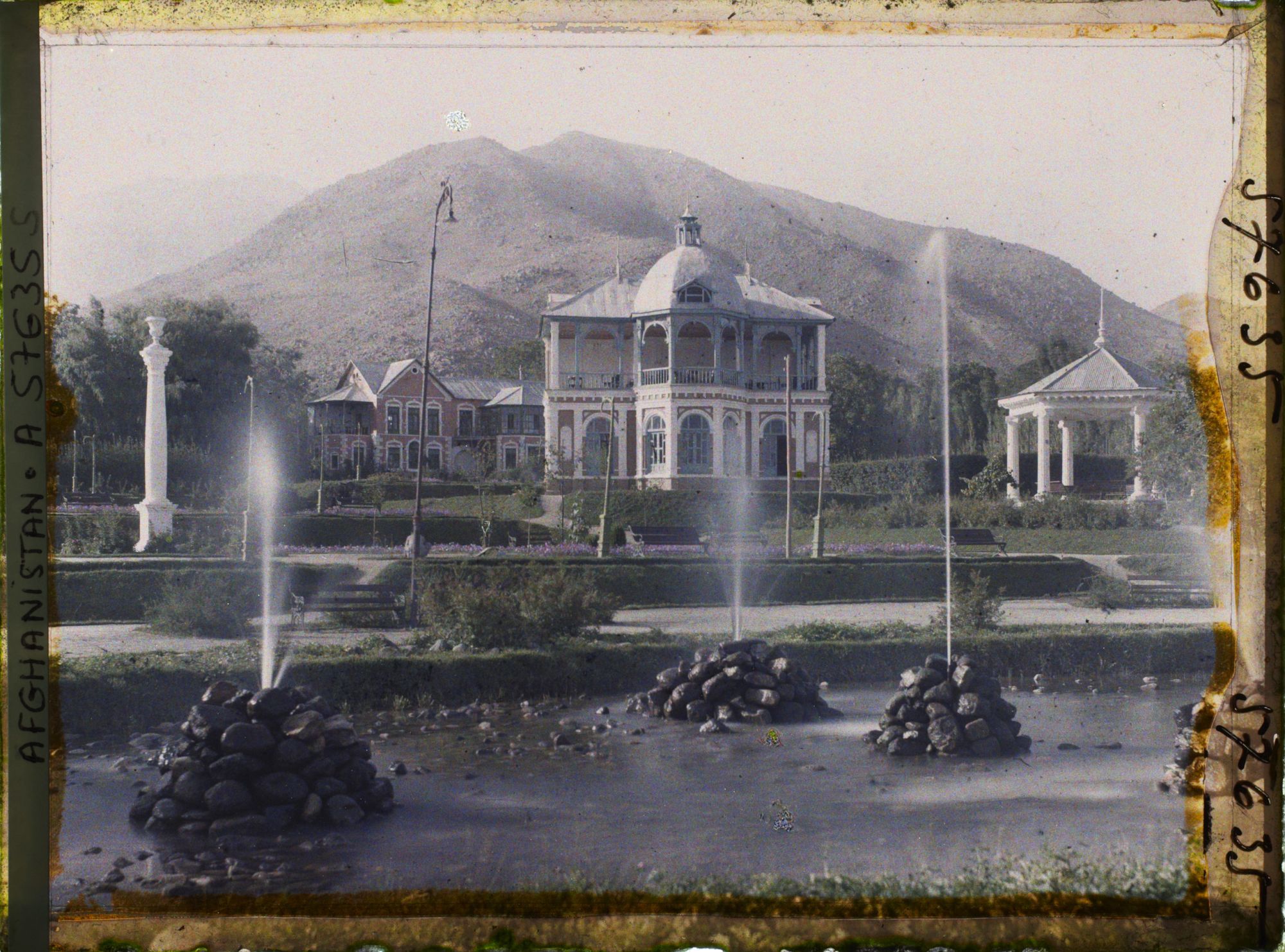 Image représentant Dans le Jardin public (Bâgh-e omumi), les jets d'eau et la maison de thé (salon de thé à terrasse supérieure)