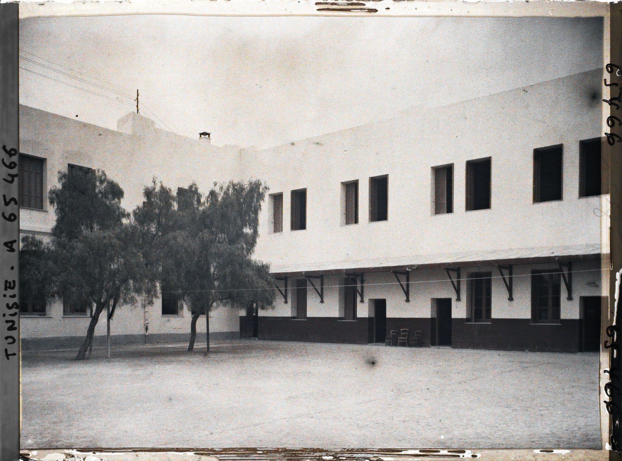 Image représentant La cour de l'école primaire supérieure de filles