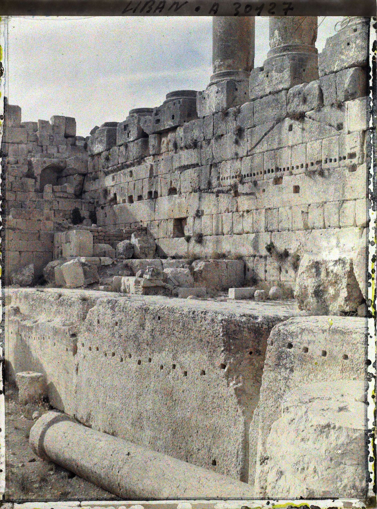Image représentant Mur de soubassement méridional du sanctuaire du Temple de Jupiter, haut de 7,5 mètres
