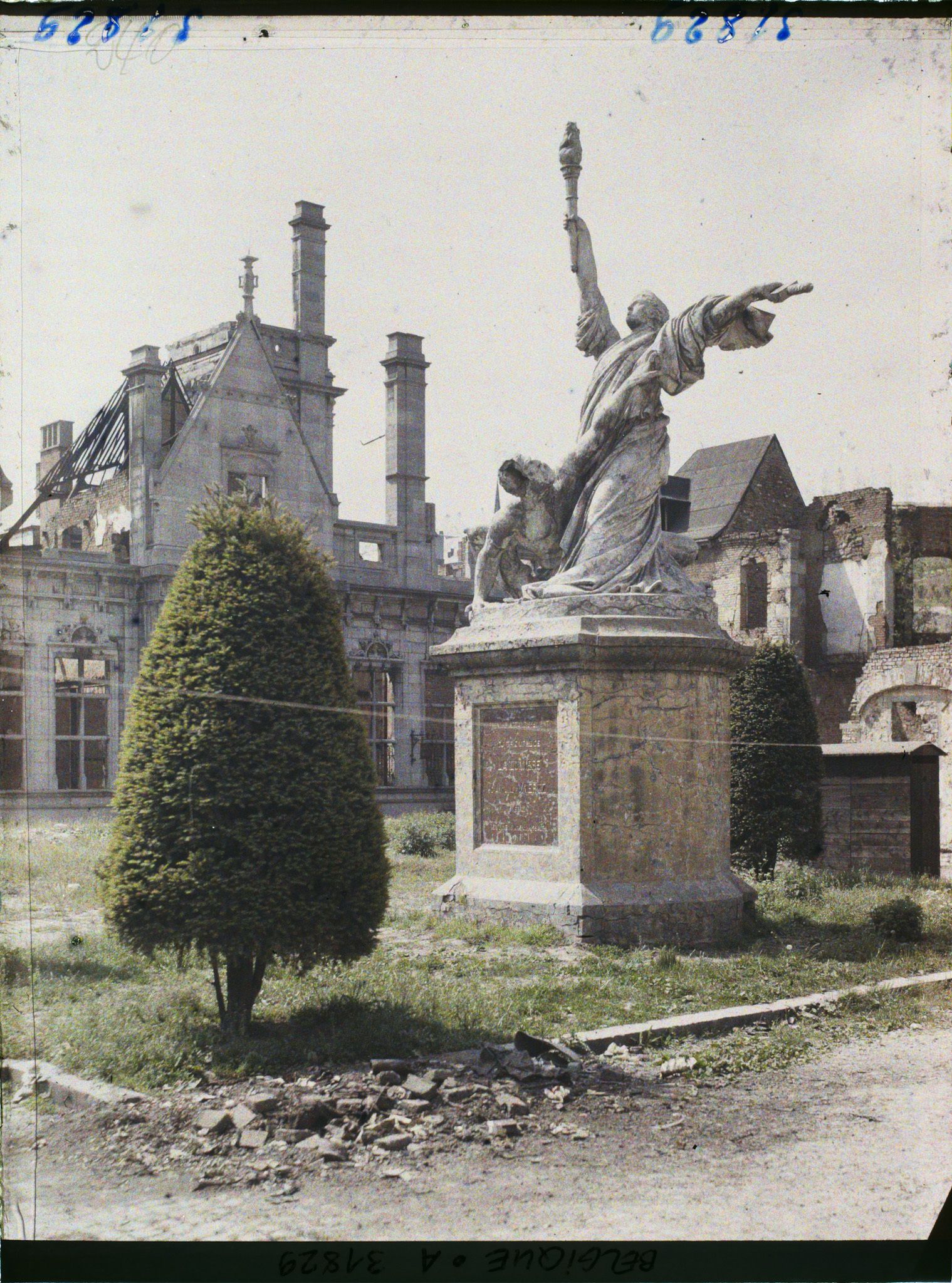 Image représentant Belgique, Dinant, Ruines de l'Hôtel de Ville et Triomphe de la Lumière par Wiertz