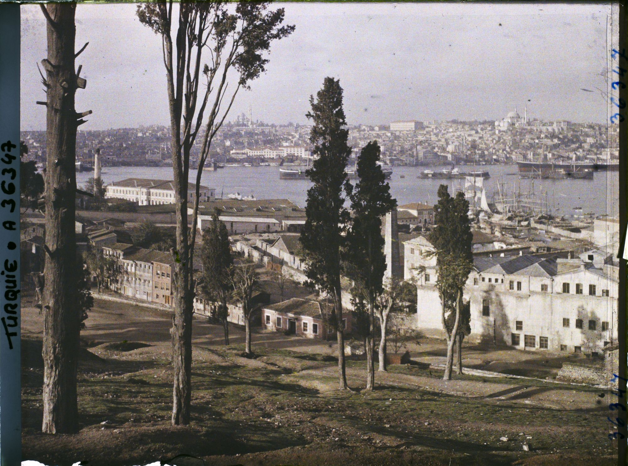 Image représentant Le haut de la Corne d'Or depuis le quartier de Kasimpasa vers celui de FatihKulaksiz Mezarligi (?) entre les quartiers de Kasimpasa et d'Haskoy vers celui de Fatih