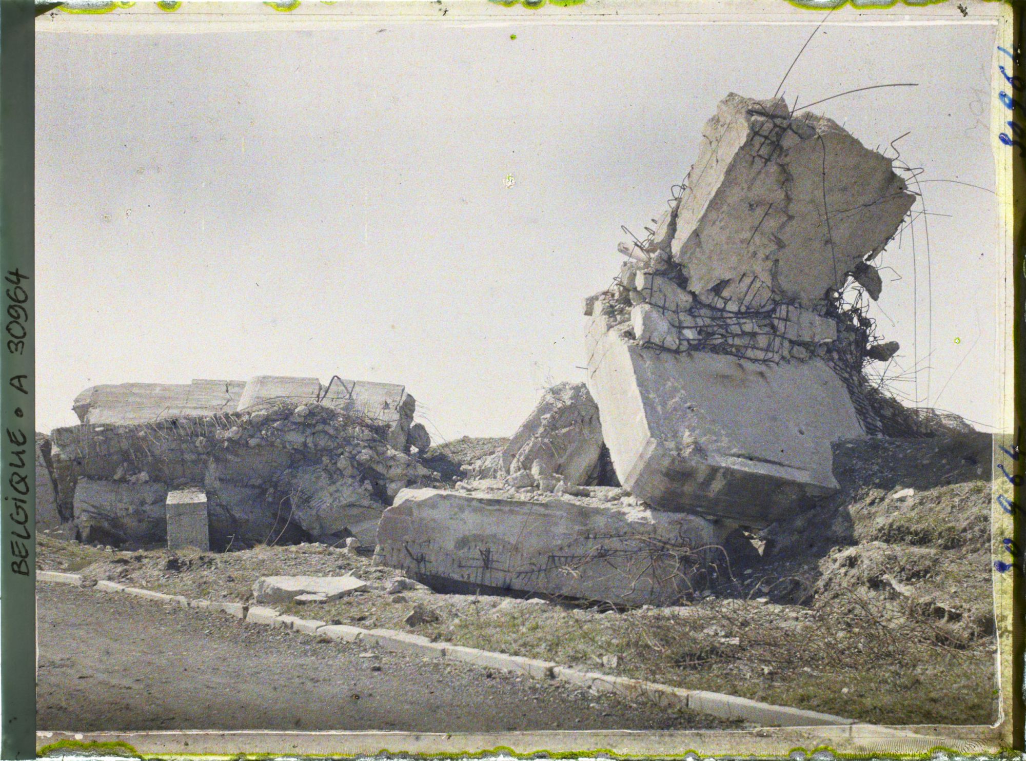 Image représentant Belgique, Middelkerke-Mariakerke, Batterie Tirpitz - Les abris explosés