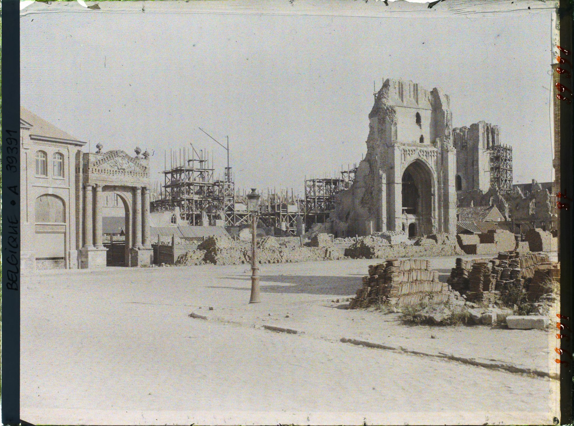 Image représentant Belgique, Ypres, Vue vers la Cathédrale St Martin