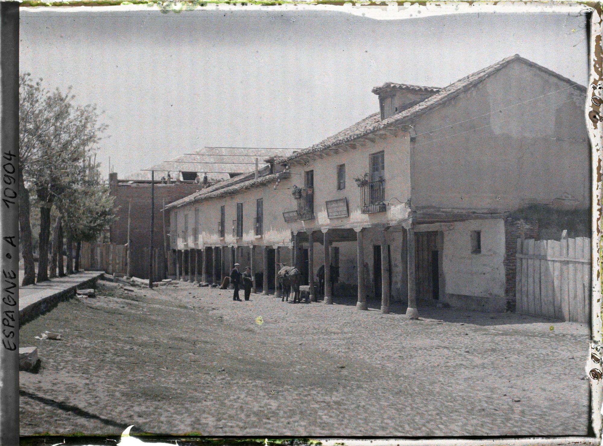 Image représentant Espagne, Léon, Un Coin de la place face à S Isodoro, dite Plazuela del Rastro