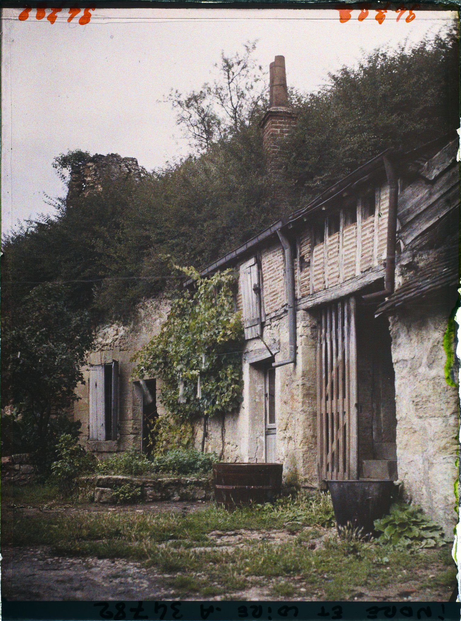 Image représentant Habitation troglodyte avce cheminées