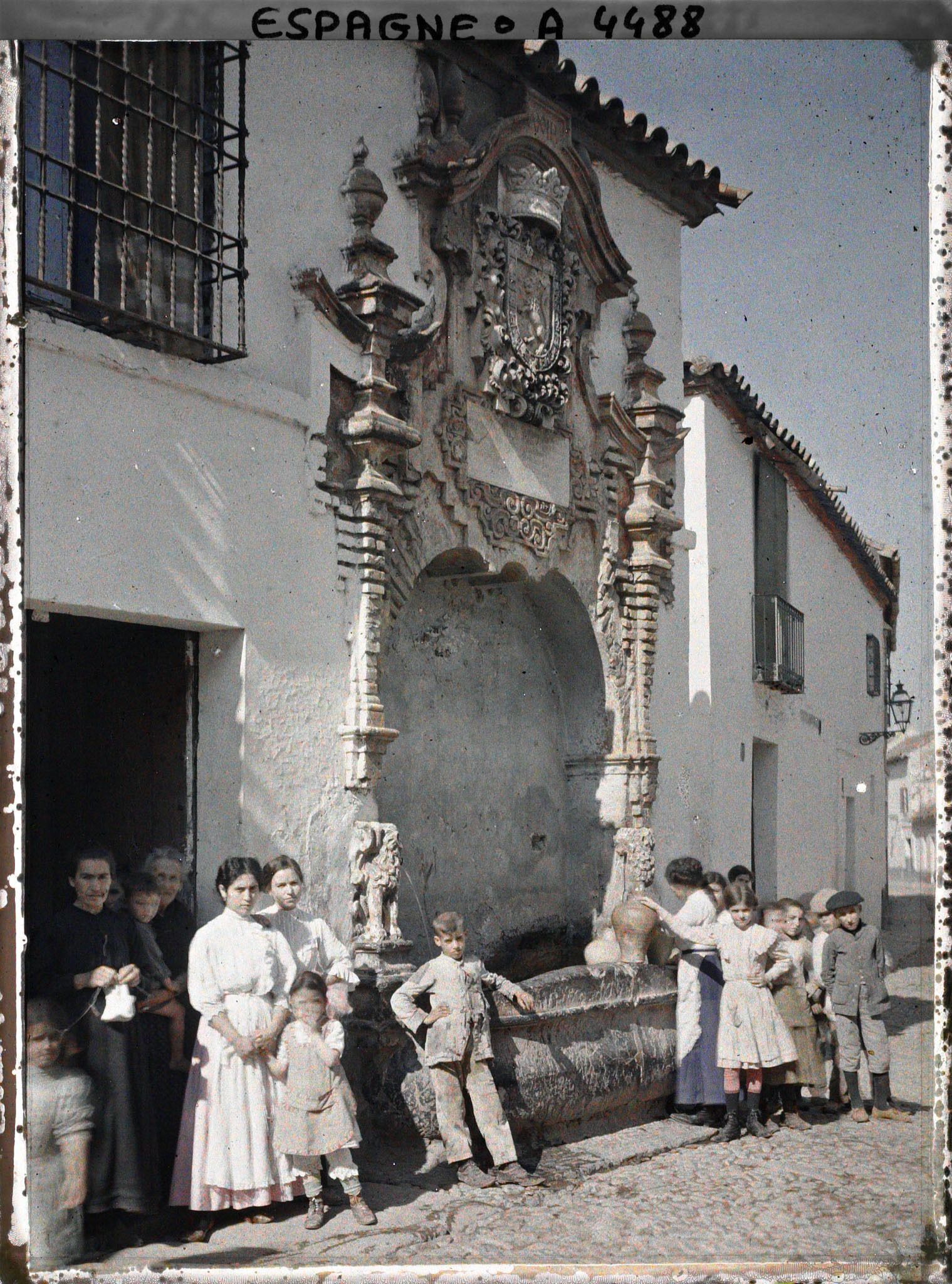 Image représentant Espagne, Cordoue, Une fontaine avec personnages