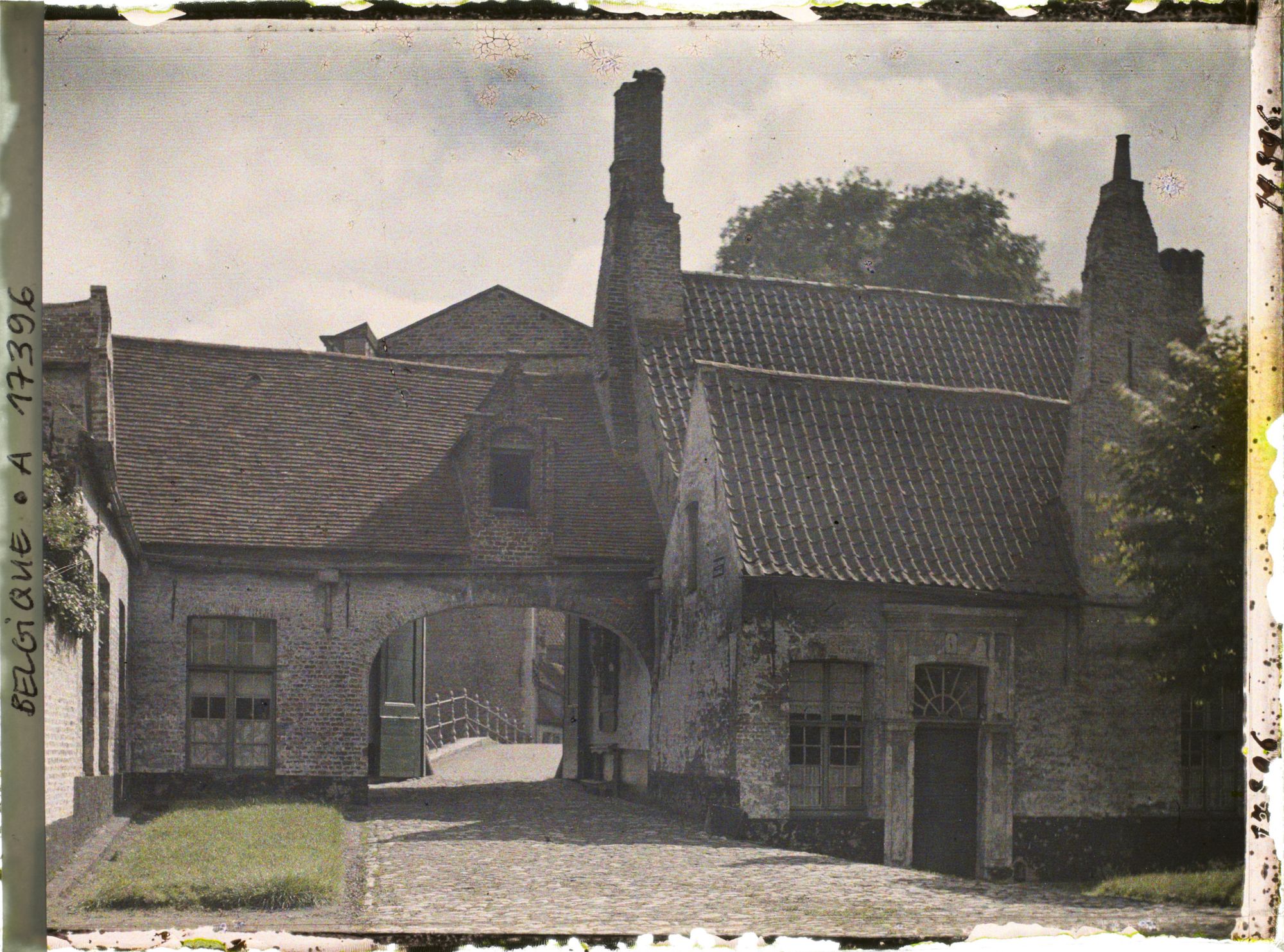 Image représentant Belgique, Bruges, L'Entrée du Béguinage vue de l'intérieur