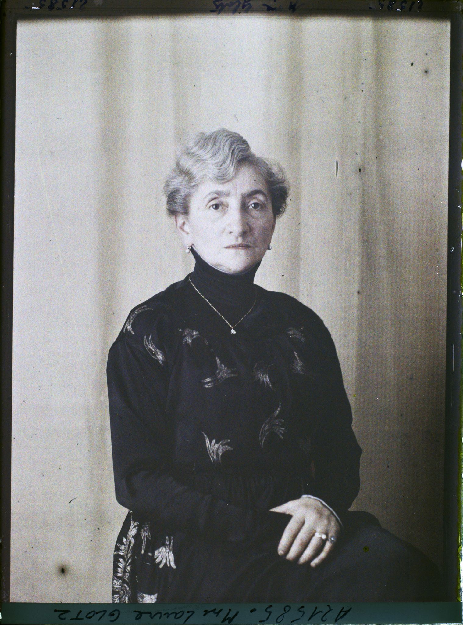 Image représentant Madame  https://musee-albert-kahn.s-museum.fr/home/NWQ2OTAwYzNmYjZlZTk1ZWQwODJmMjY4L2dlbmVyaWMtbm90aWNlLXRhYi9hdXRob3JpdHkvNjE3YTc5ZjVjZjhiODk2OGIzMzM3ZDIx/5d6900c3fb6ee95ed082f268/generic-notice-tab/authority/617a79ebcf8b8968b3336db8 Laure Glotz