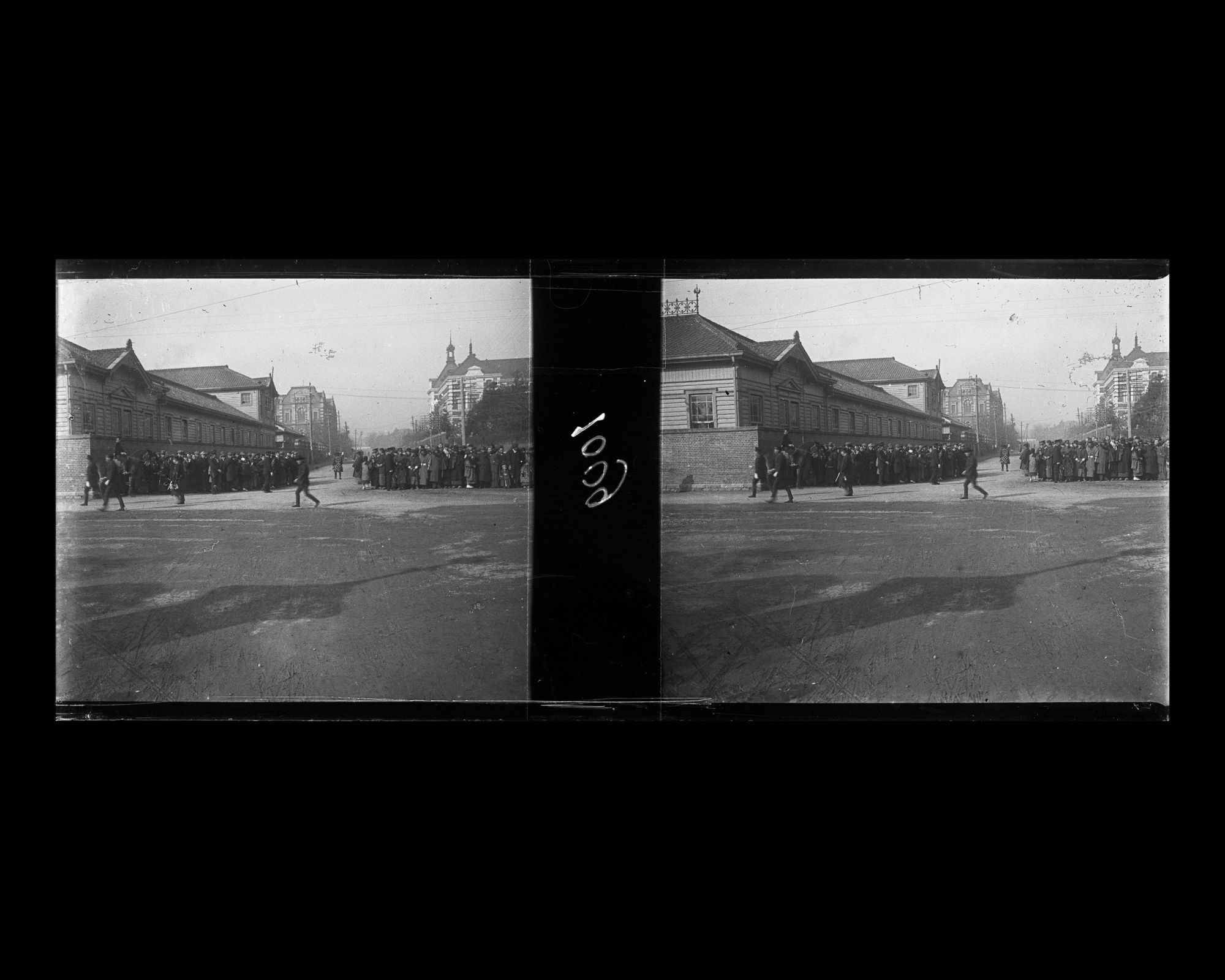 Image représentant Foule massée aux abords de la Diète impériale (parlement), attendant le passage du Mikado se rendant à une séance